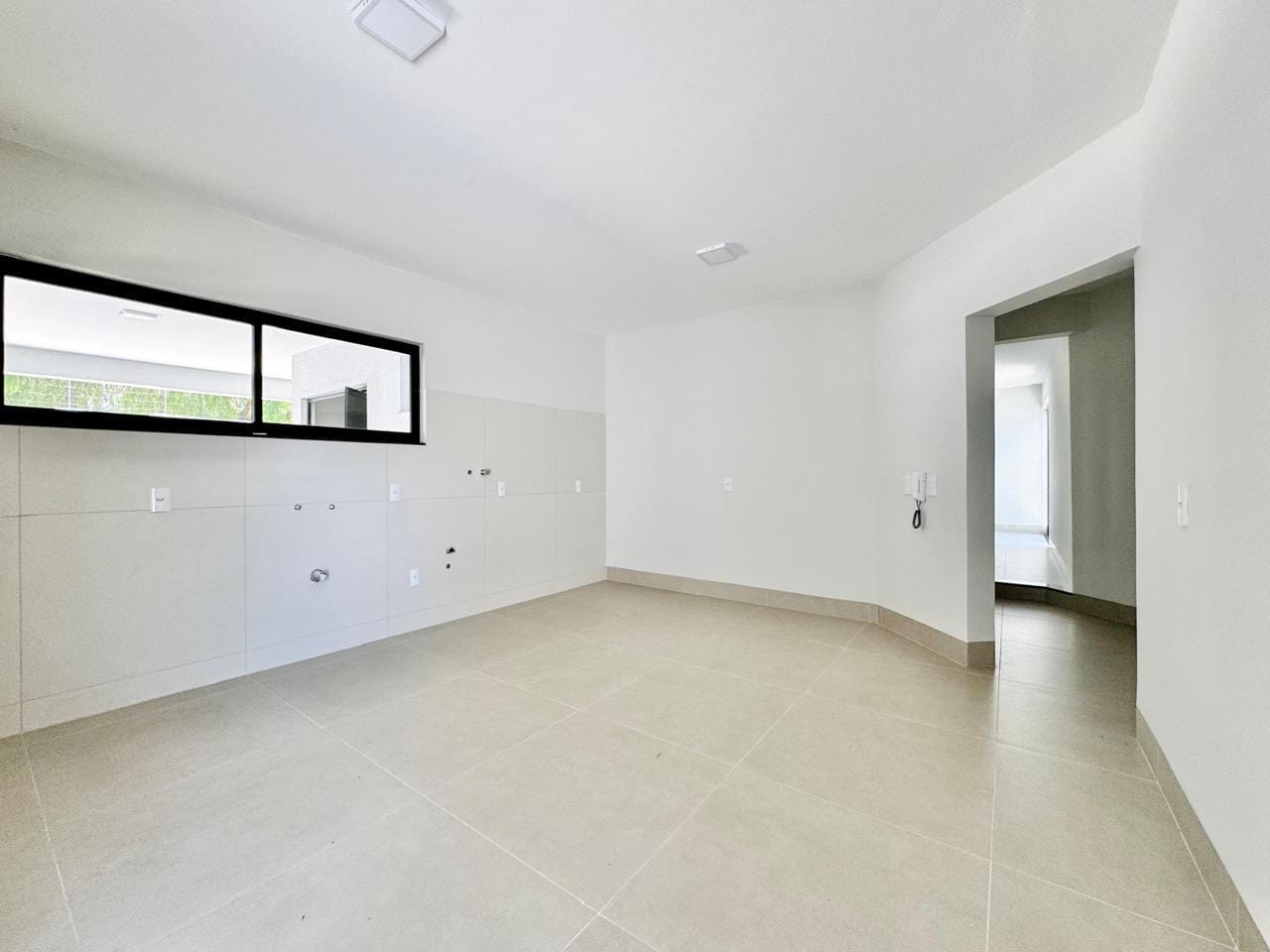 Casa à venda,  no Mediterrâneo, 467m² construção, 6 quartos sendo 3 suítes, 5 banheiros, 1 lavabo, 3 vagas, Londrina, PR