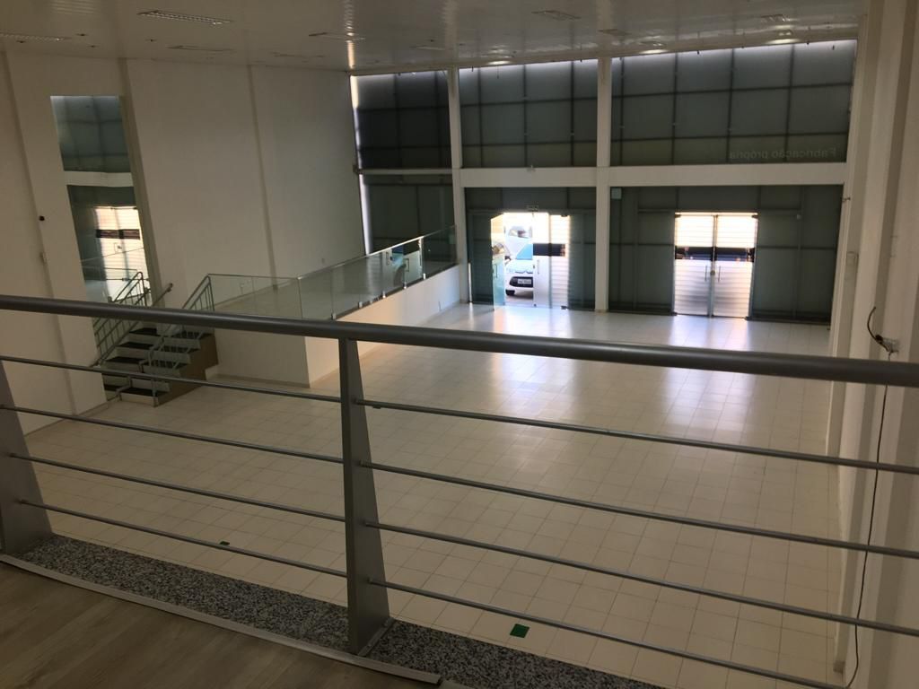 Barracão para locação, Av. Maringá, 814m² úteis, 14 garagens, frente vidro, Londrina-PR