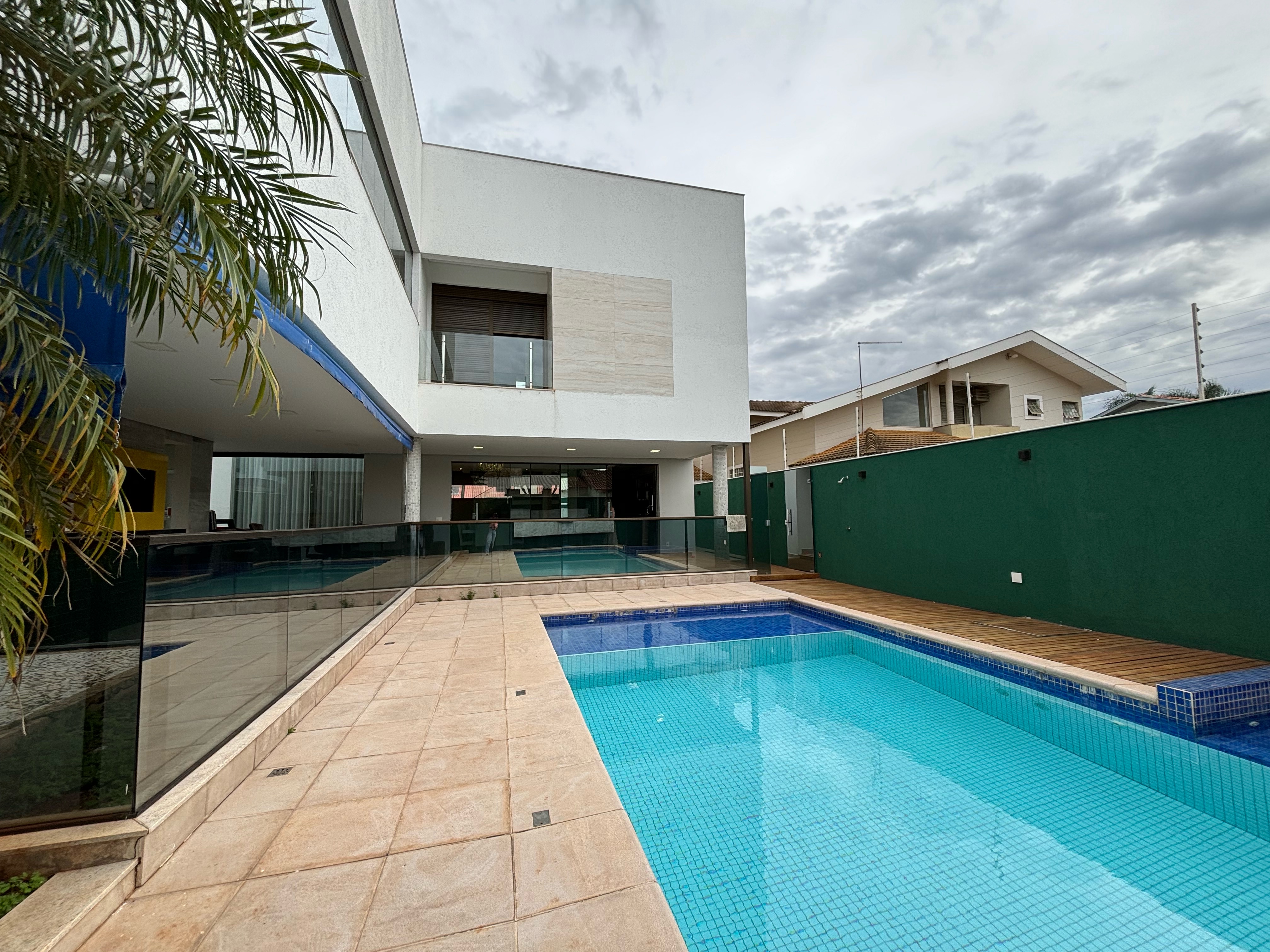 Sobrado à venda e locação,  500m², 4 quartos (sendo 2 suítes), 6 banheiros, 4 vagas de garagem, Mediterrâneo - Londrina, PR