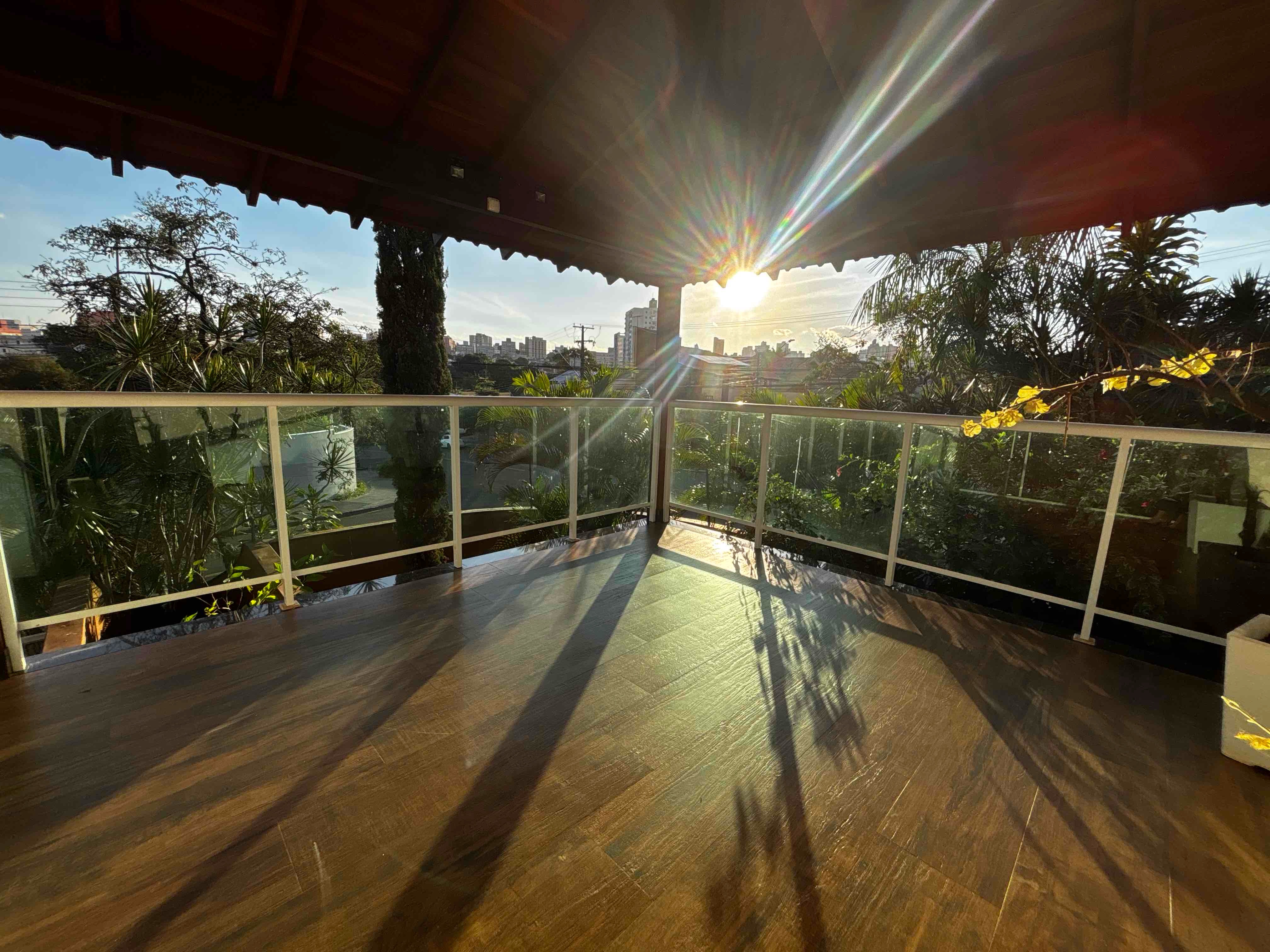 Sobrado à venda, no bairro Caravelle, Proximo ao centro e Aeroporto, 295m² úteis,  5 quartos sendo 1 suíte, piscina, churrasqueira - Londrina, PR