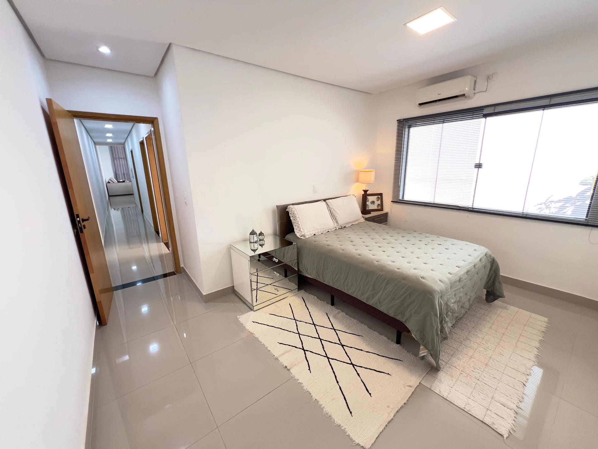 Casa à venda, Bairro Monte Carlo, Pé Direito Alto, 3 quartos sendo 1 Suite, Proximo ao Aeroporto, Londrina PR