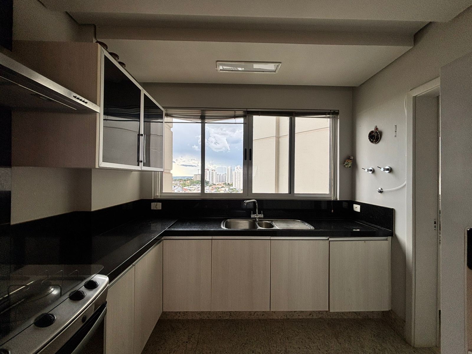 Apartamento à venda, Edifício Pallazo Di Césare , 156m2 úteis, 3 suítes, 3 vagas, andar alto, vista Lago, mobiliado, Bela Suiça, Londrina, PR