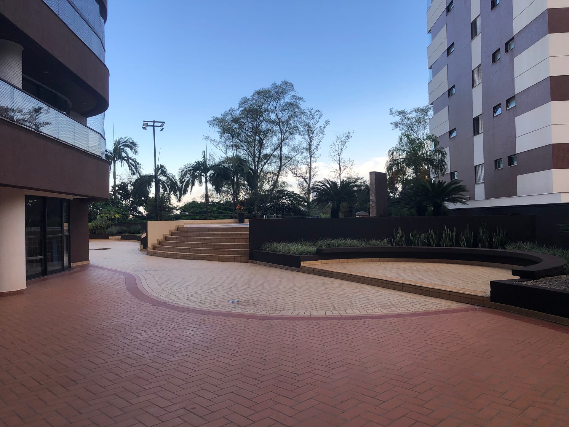 Apartamento à venda, Edifício London Lake, 263m² úteis, 2 suítes, ampla varanda com churrasqueira, 3 vagas - Caiçaras, Londrina, PR