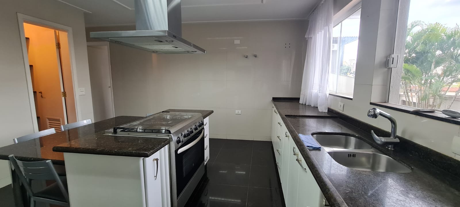 Sobrado à Venda, residencial ou comercial prox a Av Maringá, 440m² úteis, 5 quartos sendo 3 suítes, e 2 com sacada, piscina, 4 vagas - Iguaçu, Lo