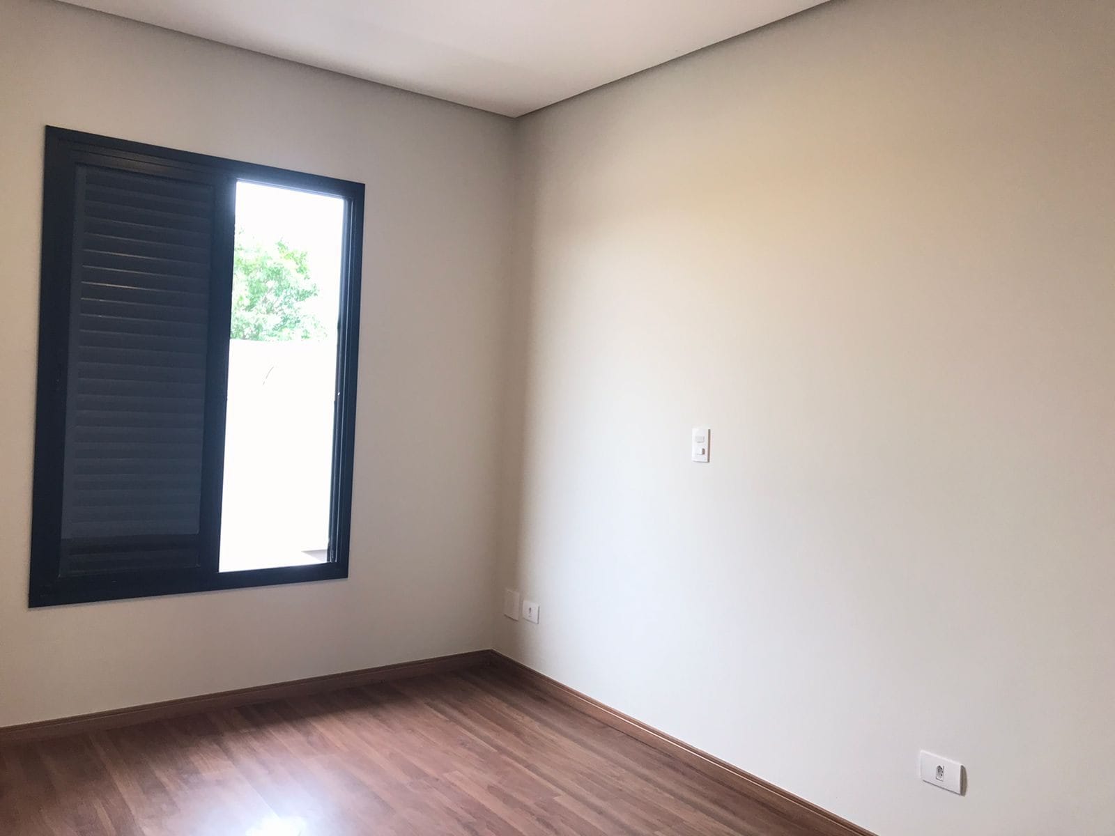 Sobrado à venda, Condomínio Morada das Flores, 137m² úteis, 3 quartos sendo 1 suíte, 2 vagas  - Cambé, PR