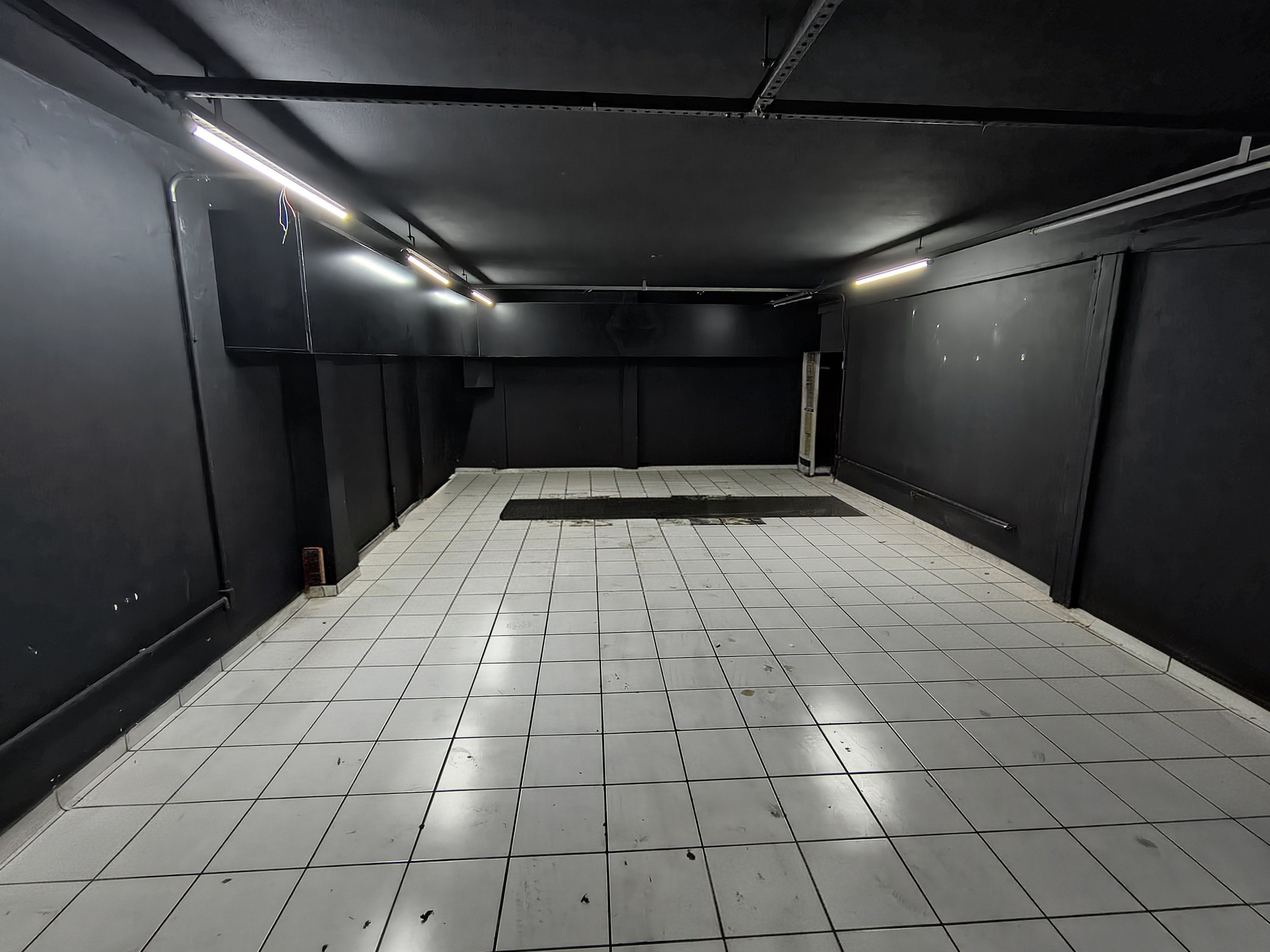 Barracão para locação, 997M² úteis, subsolo e mezanino, 28 garagens, 4 banheiros, Av.JK, Londrina-PR