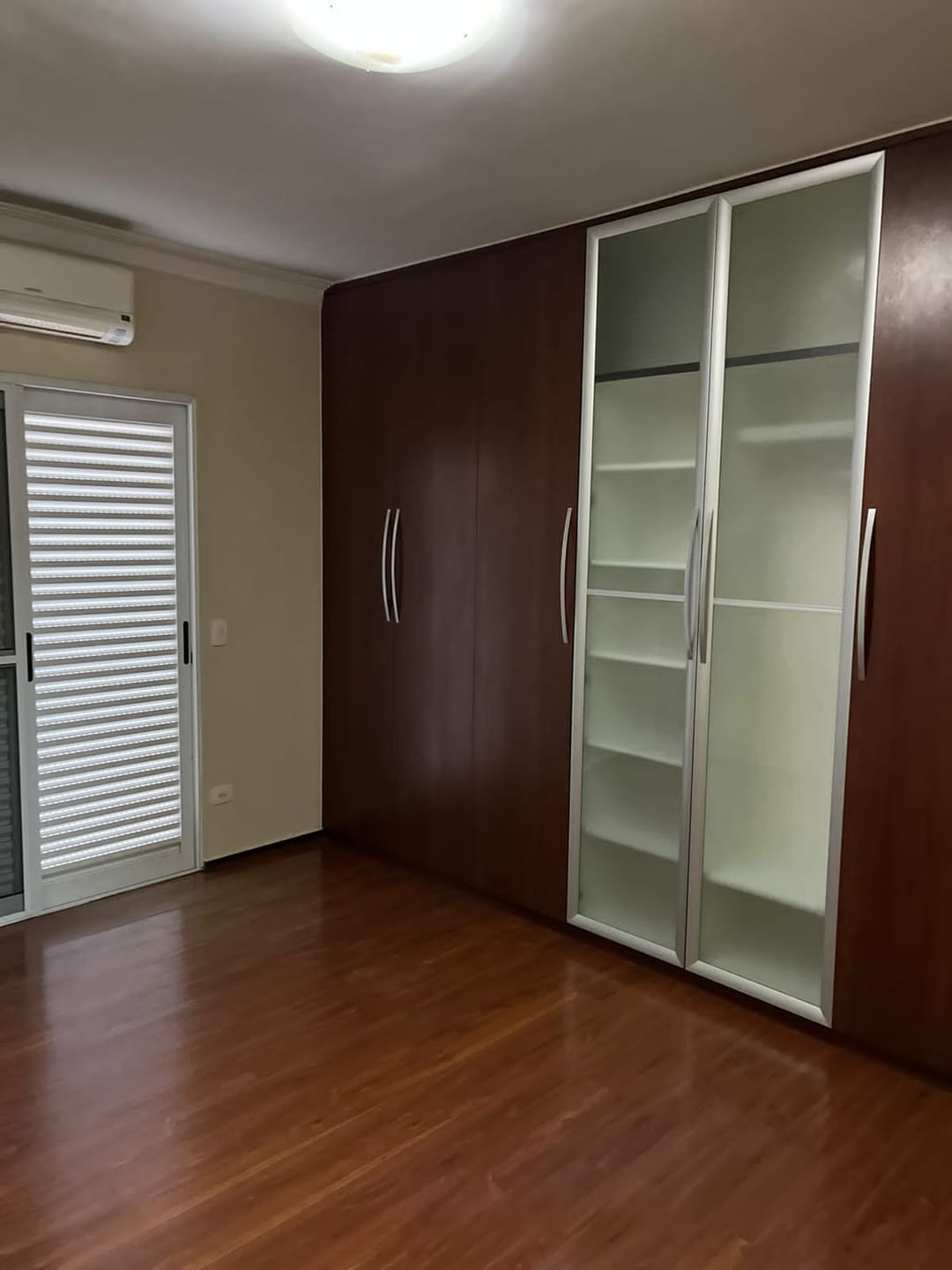 Casa Residencial ou Comercial de 400 m² para venda, 05 quartos (sendo 2 suítes) piscina, de frente para o lago Igapó 1 -Bairro Canaã, Londrina, P