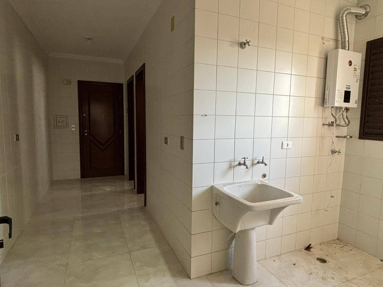 Apartamento à Venda,  260m² úteis, Edifício London Lake, 04 suítes, vista para lago 3 vagas - Caiçaras, Londrina, PR