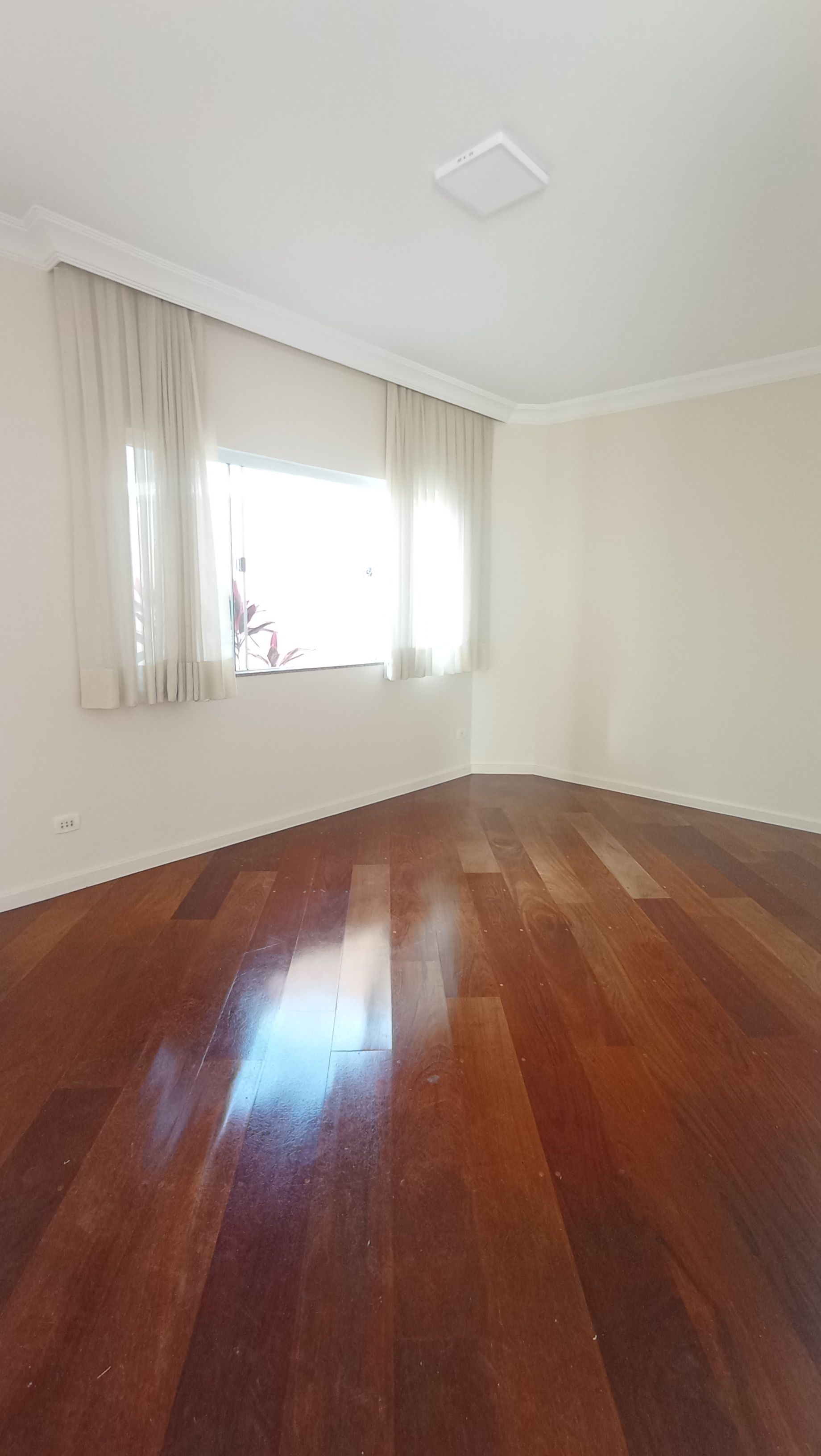 Casa à Venda, 4 quartos - 2 suítes/ piscina/ Tucanos,  Londrina, PR