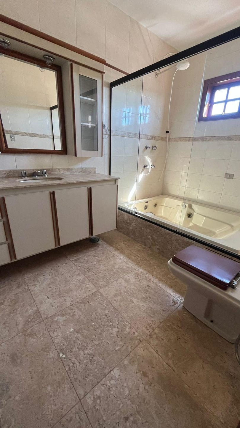 Casa comercial próximo a Av Higienópolis, piscina- Guanabara, Londrina, PR