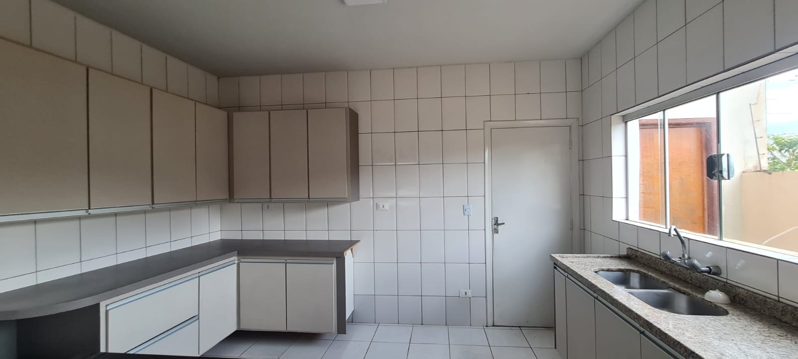 Sobrado para venda , 390m² no total, 193m² construção,no Jd Quebec, 3 quartos sendo 1 suite, e 2 com sacada, 4 vagas - Londrina, PR