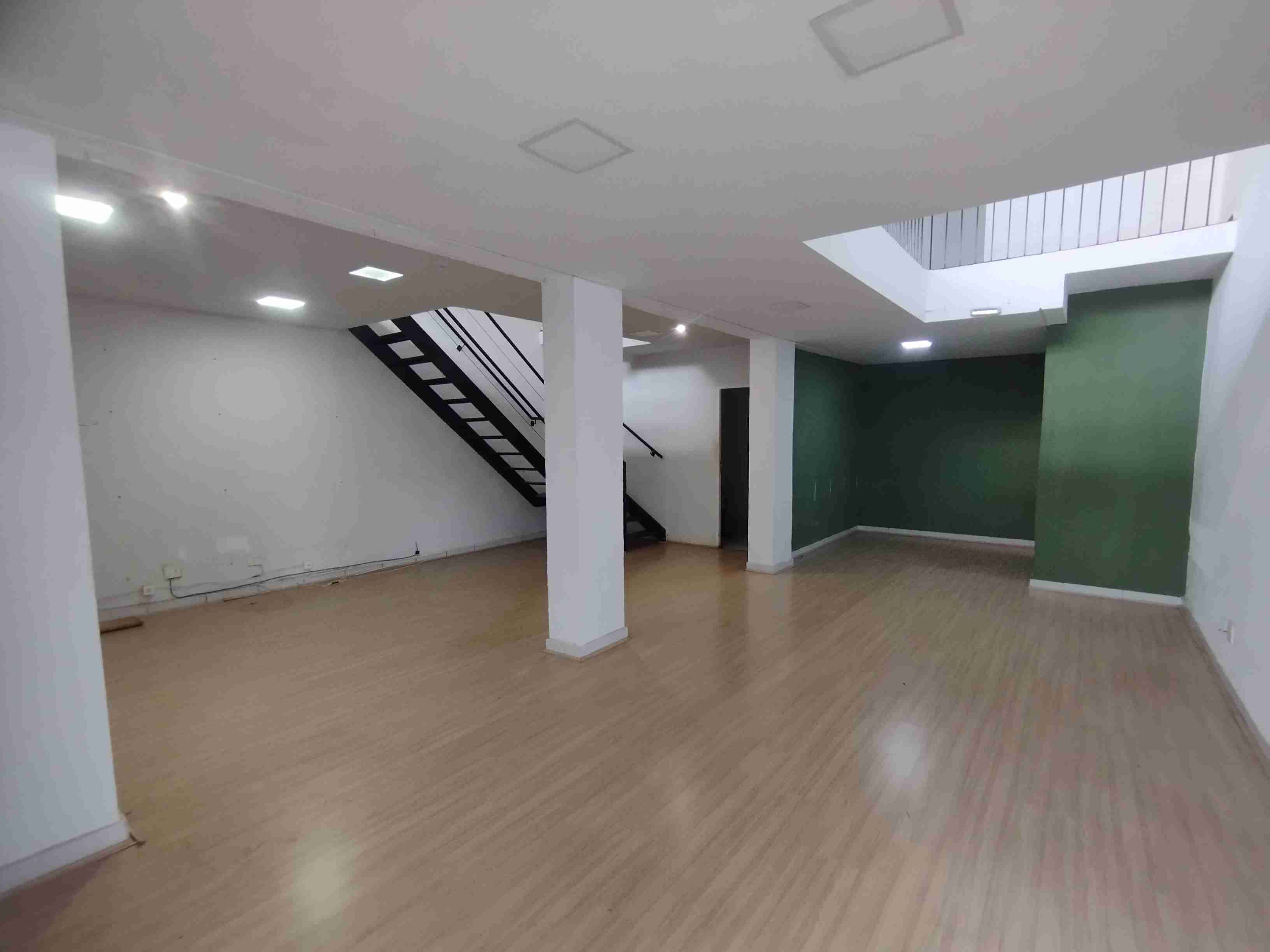Loja para locação, Rua Fernando de Noronha, centro, 160M², barracão com mesanino. amplo, frente vidro, aluguel R$ 5.000. Londrina-PR