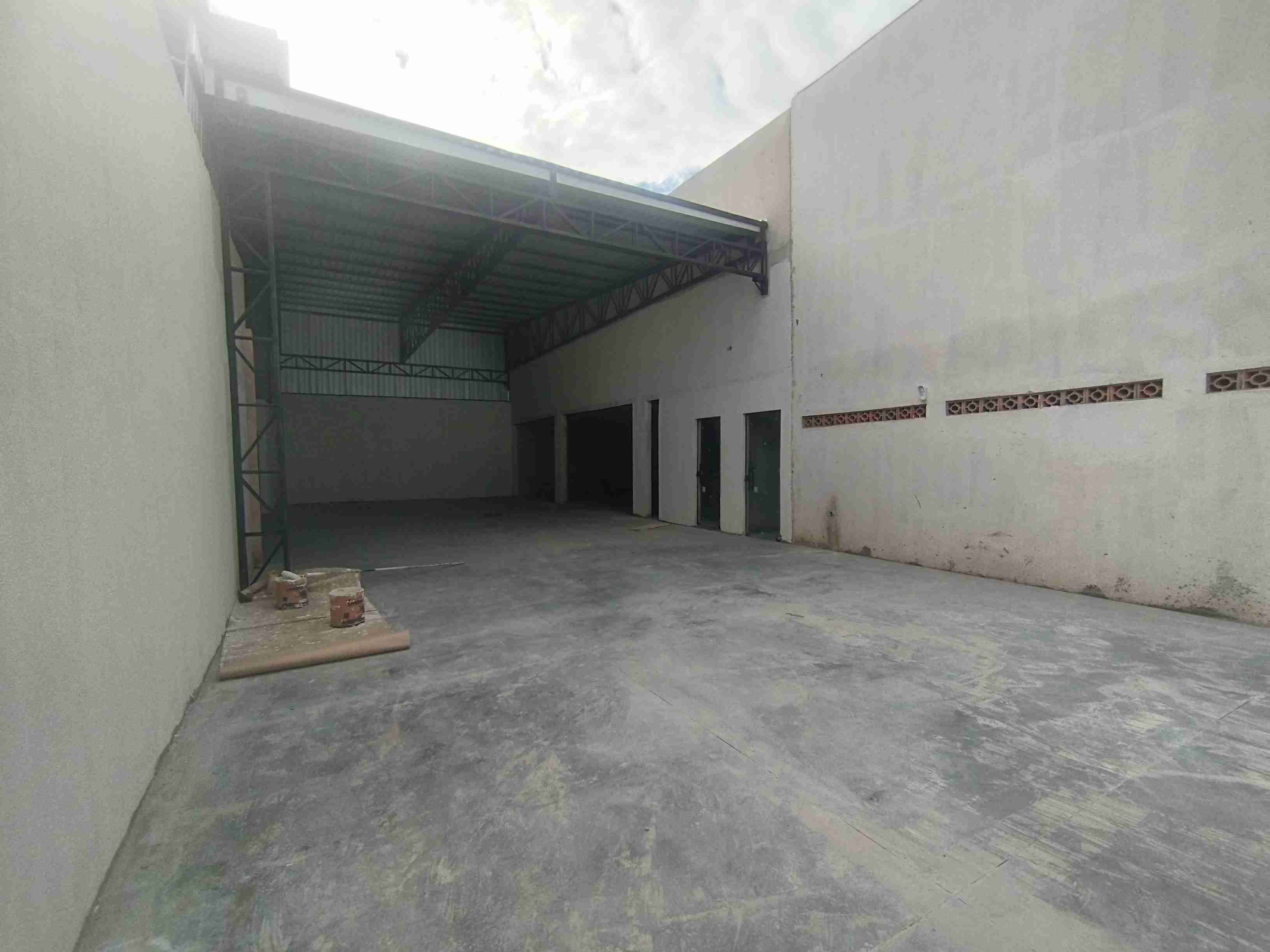 Barracão novo para locação, total 700m², amplo, pé direito de 8M ,av. tiradente ,frente vidro,Jardim Agari, Londrina, PR