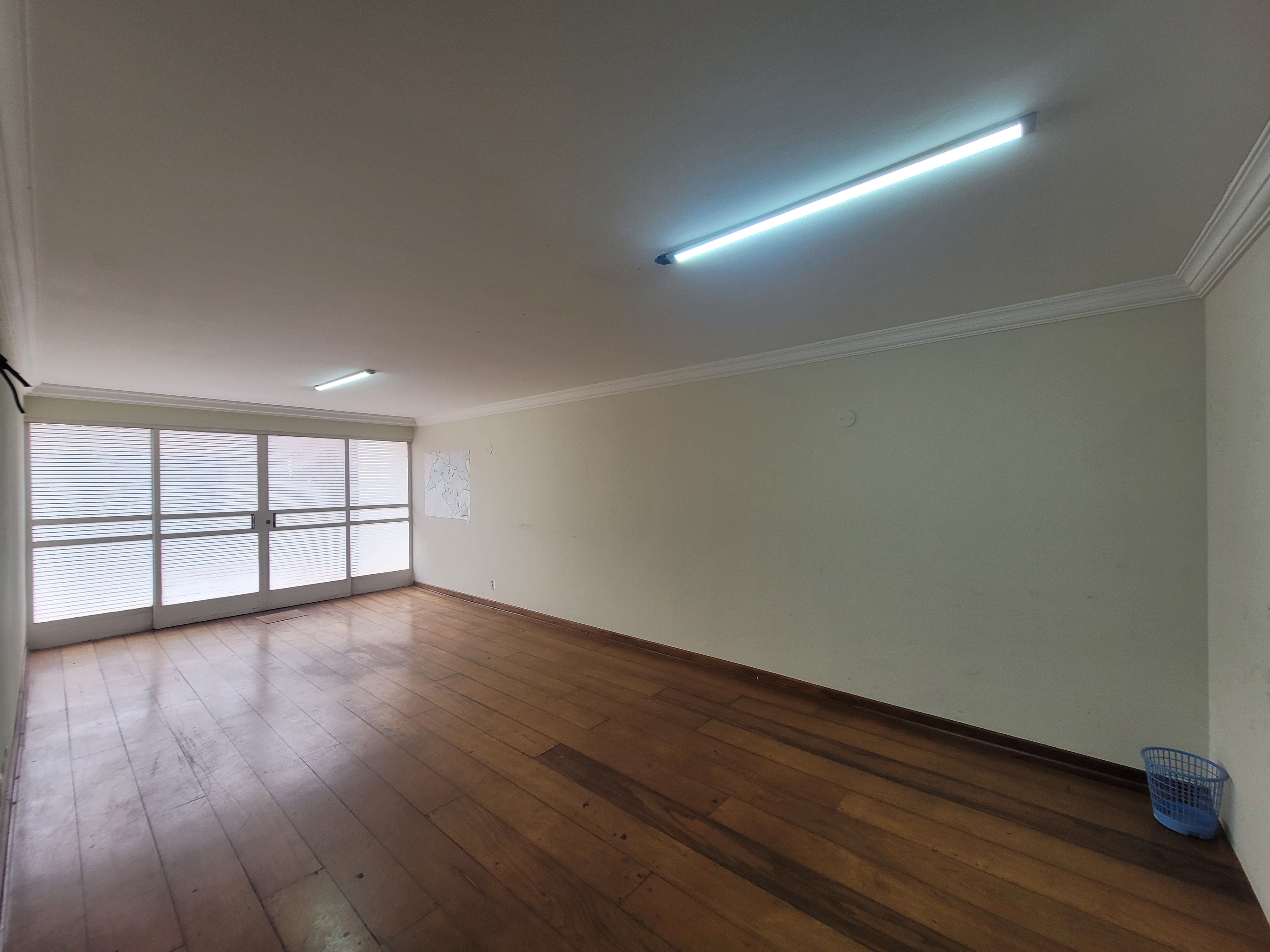 Sobrado à venda, 438m², 5 quartos sendo 3 suítes, 4 banheiros, 4 vagas de garagem no centro de Londrina, PR