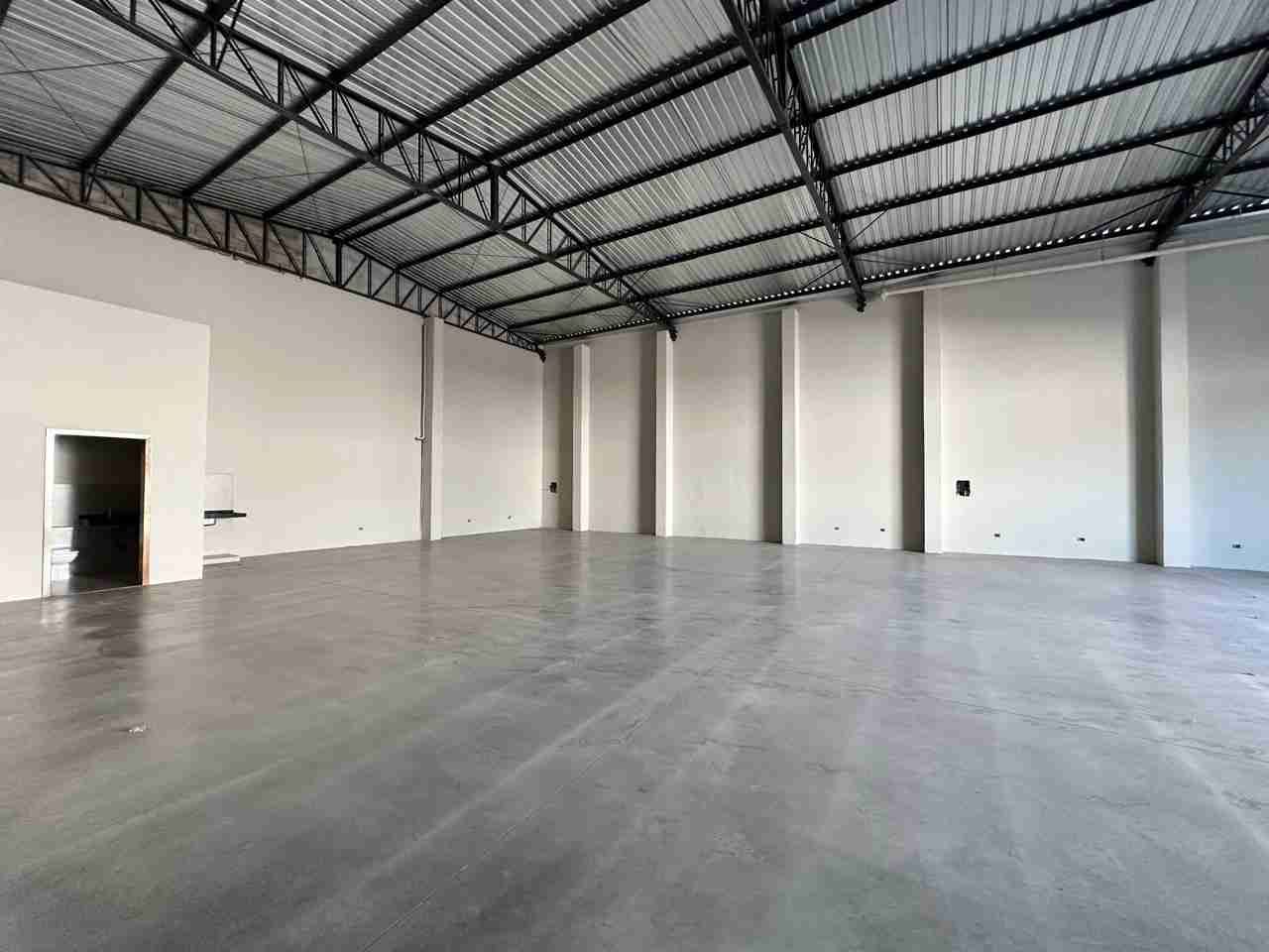 Barracão para venda e locação,  300m² privados, 2 banheiros, copa, 16 vagas - prox ao terminal rodoviário Centro, Londrina, PR