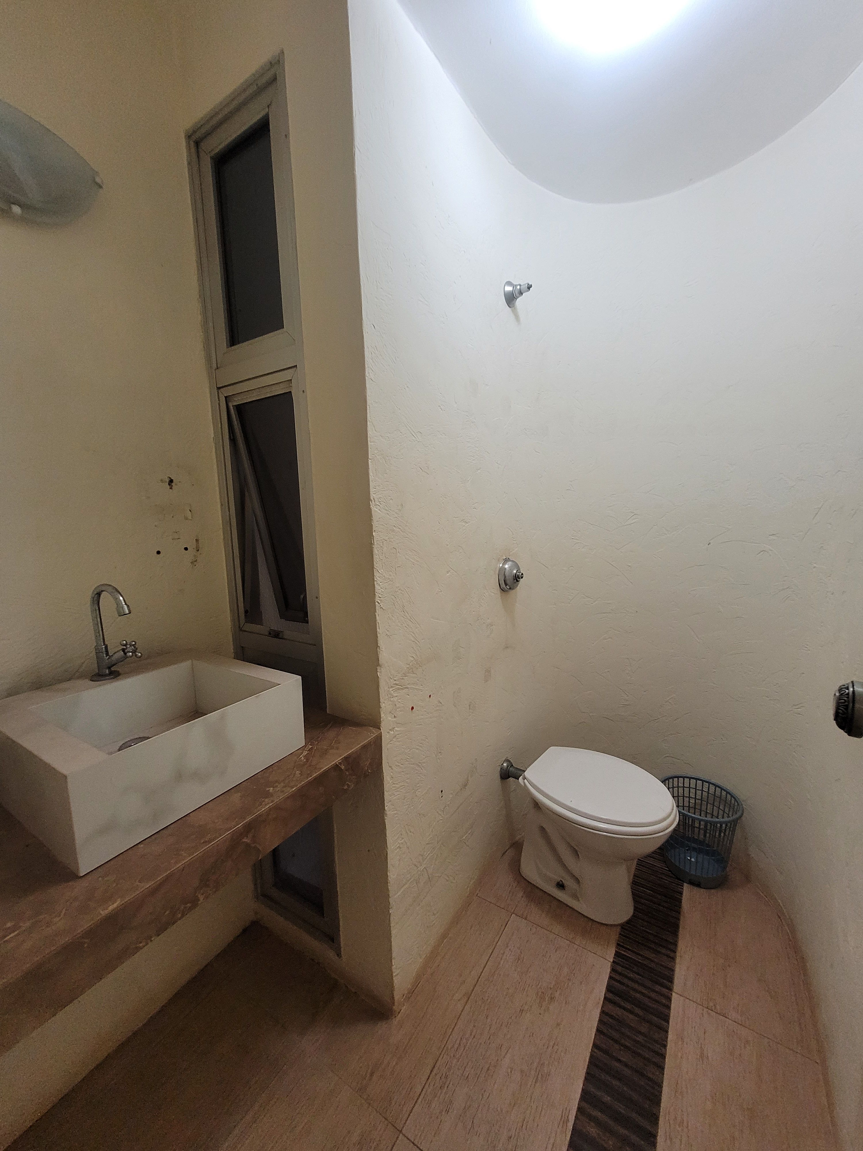 Sobrado à venda, 438m², 5 quartos sendo 3 suítes, 4 banheiros, 4 vagas de garagem no centro de Londrina, PR