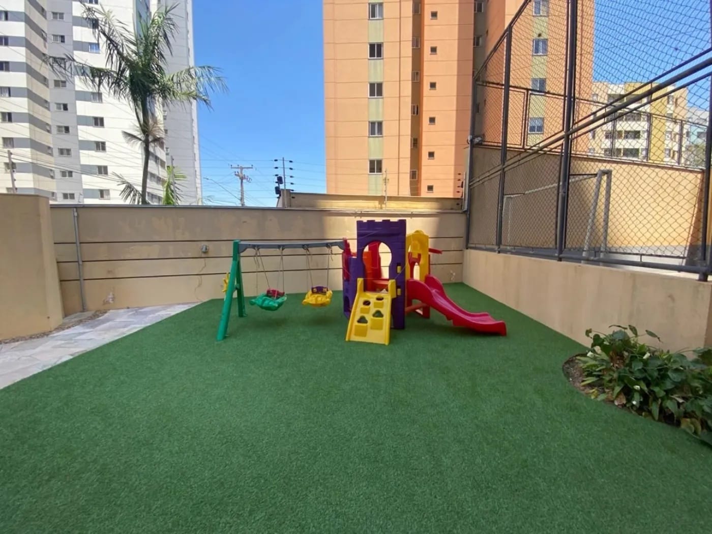 Apartamento à venda, Edifício Porto Belo, 83m² úteis, 3 quartos (1 suíte), sol da manhã, andar alto - San Remo, Londrina, PR