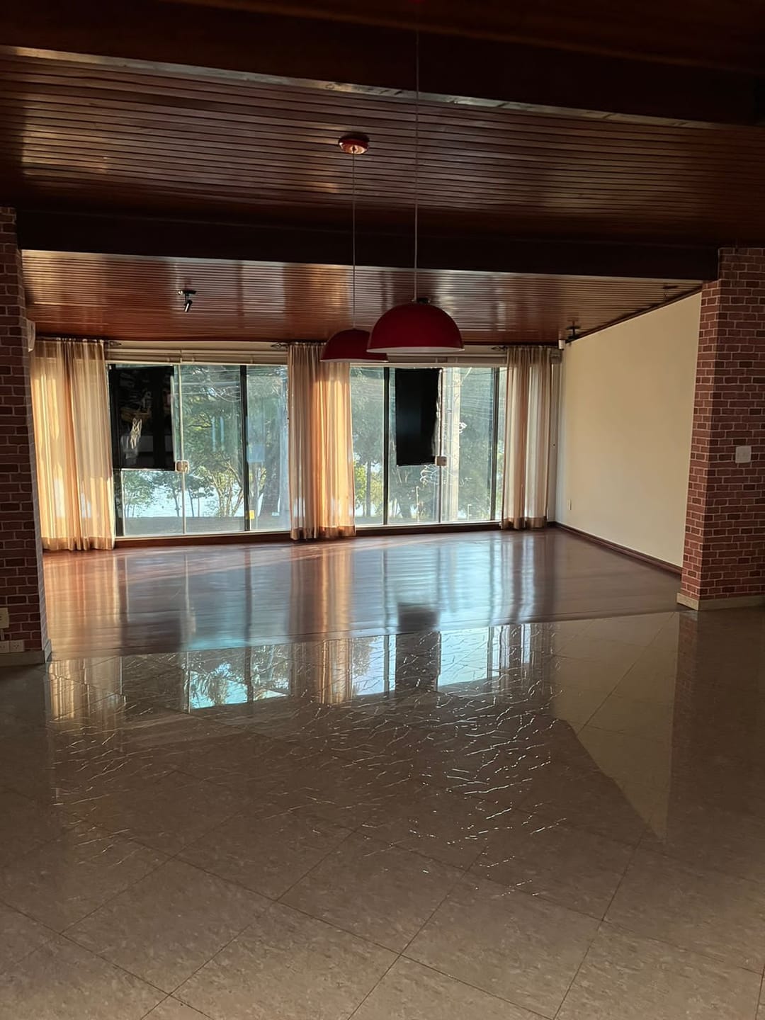 Casa Residencial ou Comercial de 400 m² para venda, 05 quartos (sendo 2 suítes) piscina, de frente para o lago Igapó 1 -Bairro Canaã, Londrina, P