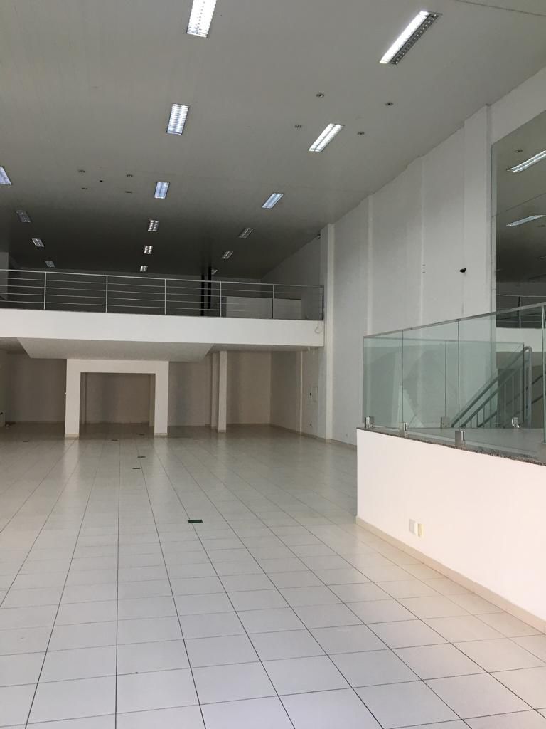 Barracão para locação, Av. Maringá, 814m² úteis, 14 garagens, frente vidro, Londrina-PR