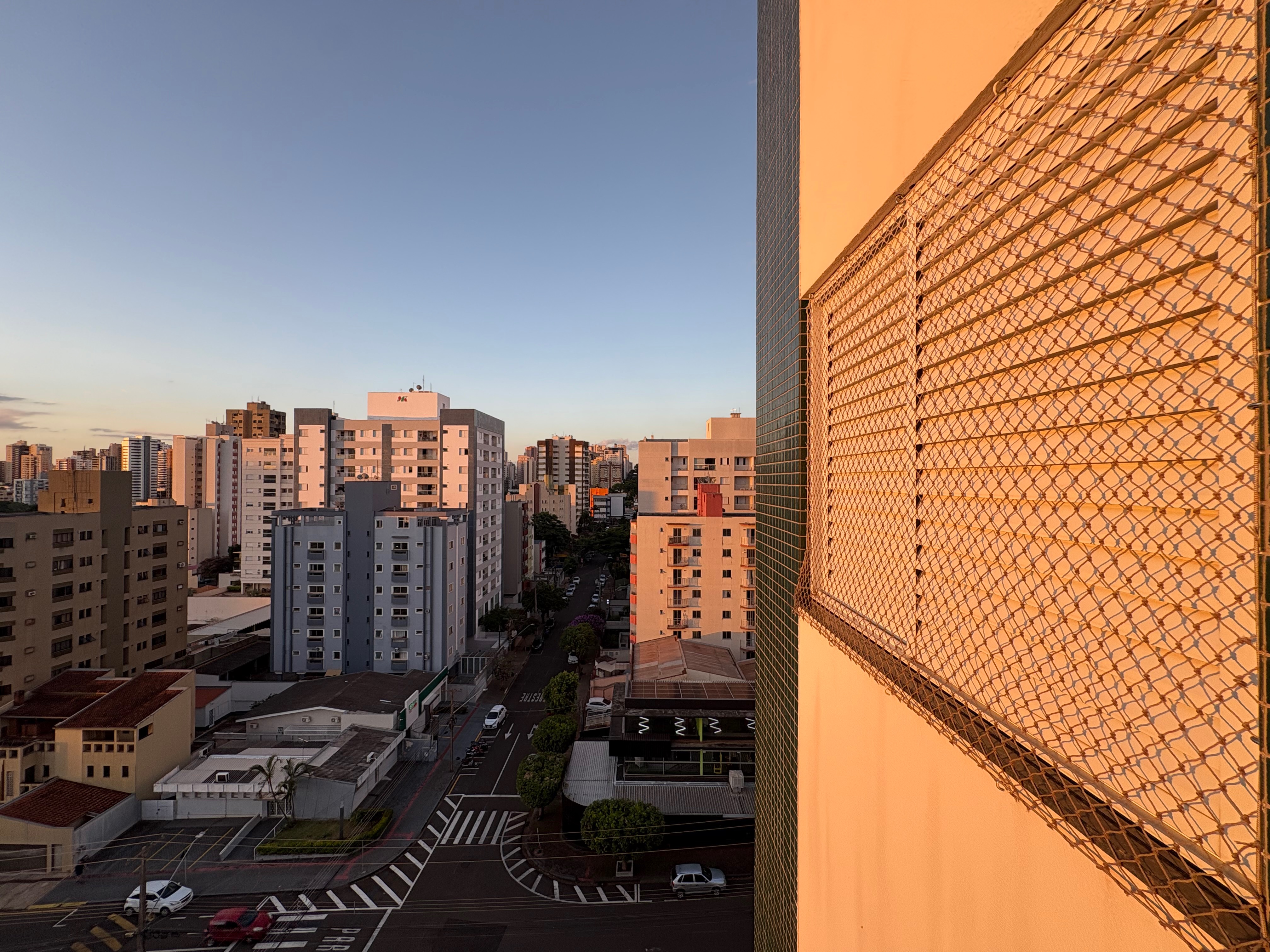 Apartamento à venda, Residencial Ibiza, 2 quartos sendo 1 suíte, andar alto, sacada com churrasqueira, Vila Ipiranga, Londrina, PR