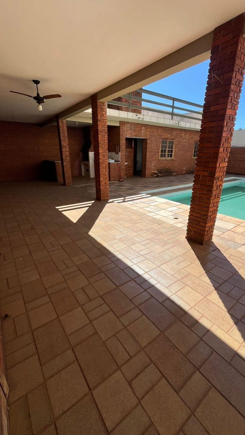 Casa comercial próximo a Av Higienópolis, piscina- Guanabara, Londrina, PR