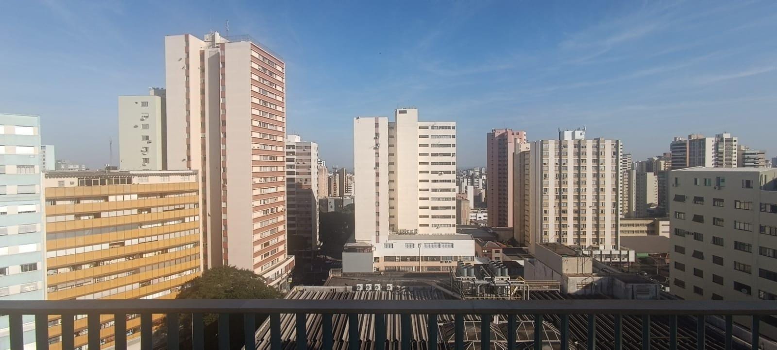 Apartamento  à venda,  Edifício Mona Lisa no calçadão central,177m² uteis, 4 quartos  sendo 2 suítes, recém reformado, andar alto, Centro, Londri