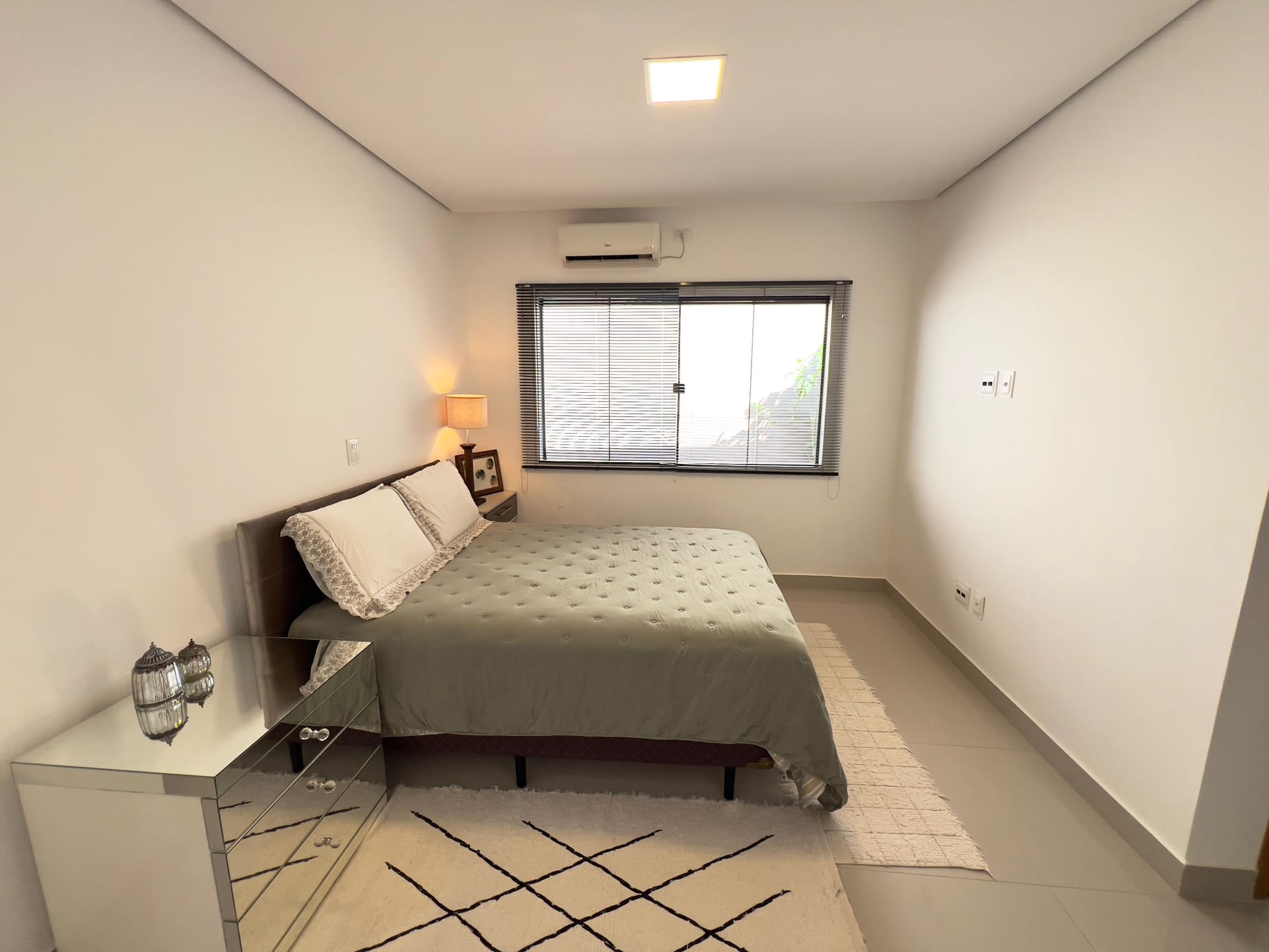 Casa à venda, Bairro Monte Carlo, Pé Direito Alto, 3 quartos sendo 1 Suite, Proximo ao Aeroporto, Londrina PR
