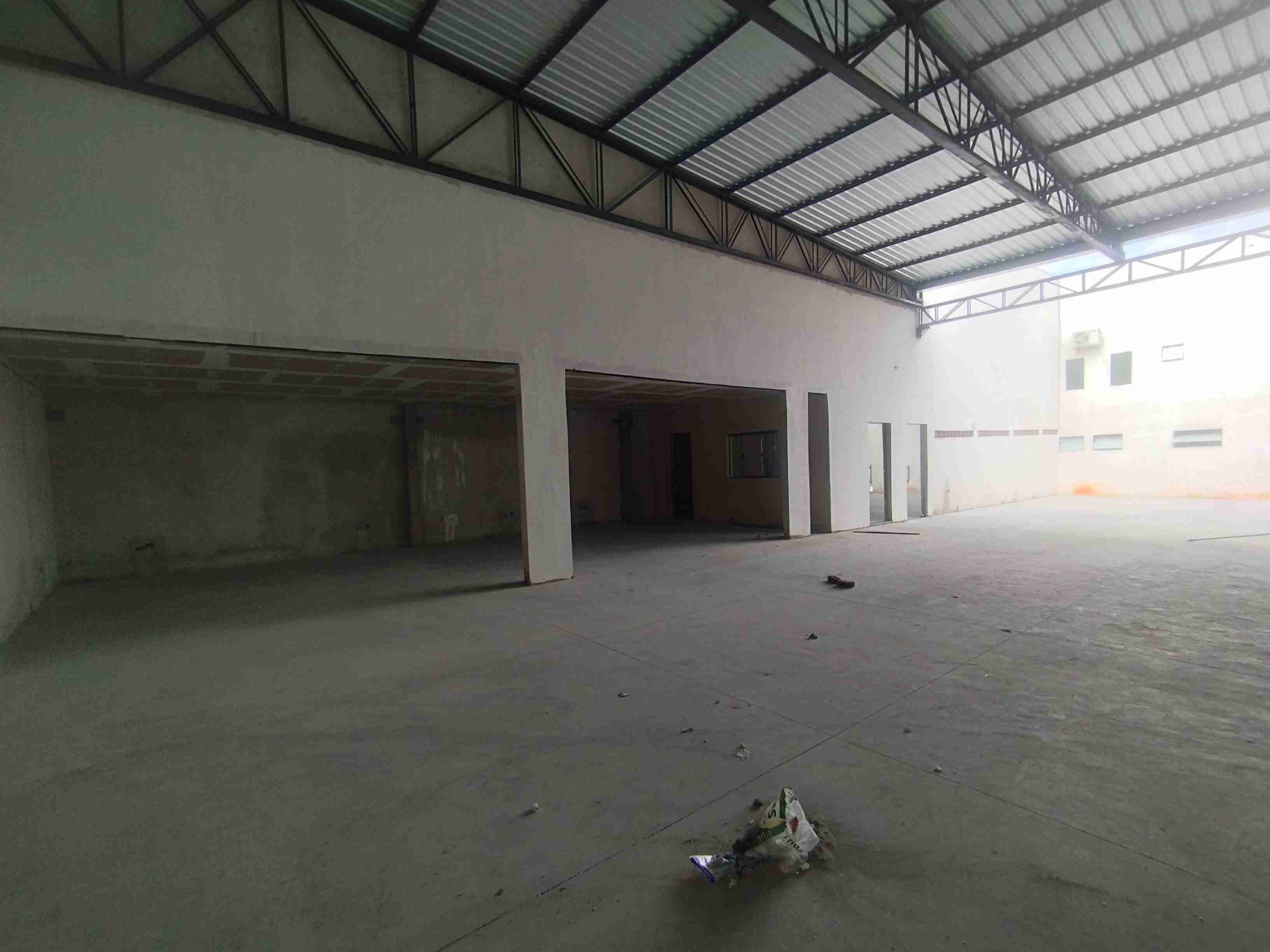 Barracão novo para locação, total 700m², amplo, pé direito de 8M ,av. tiradente ,frente vidro,Jardim Agari, Londrina, PR