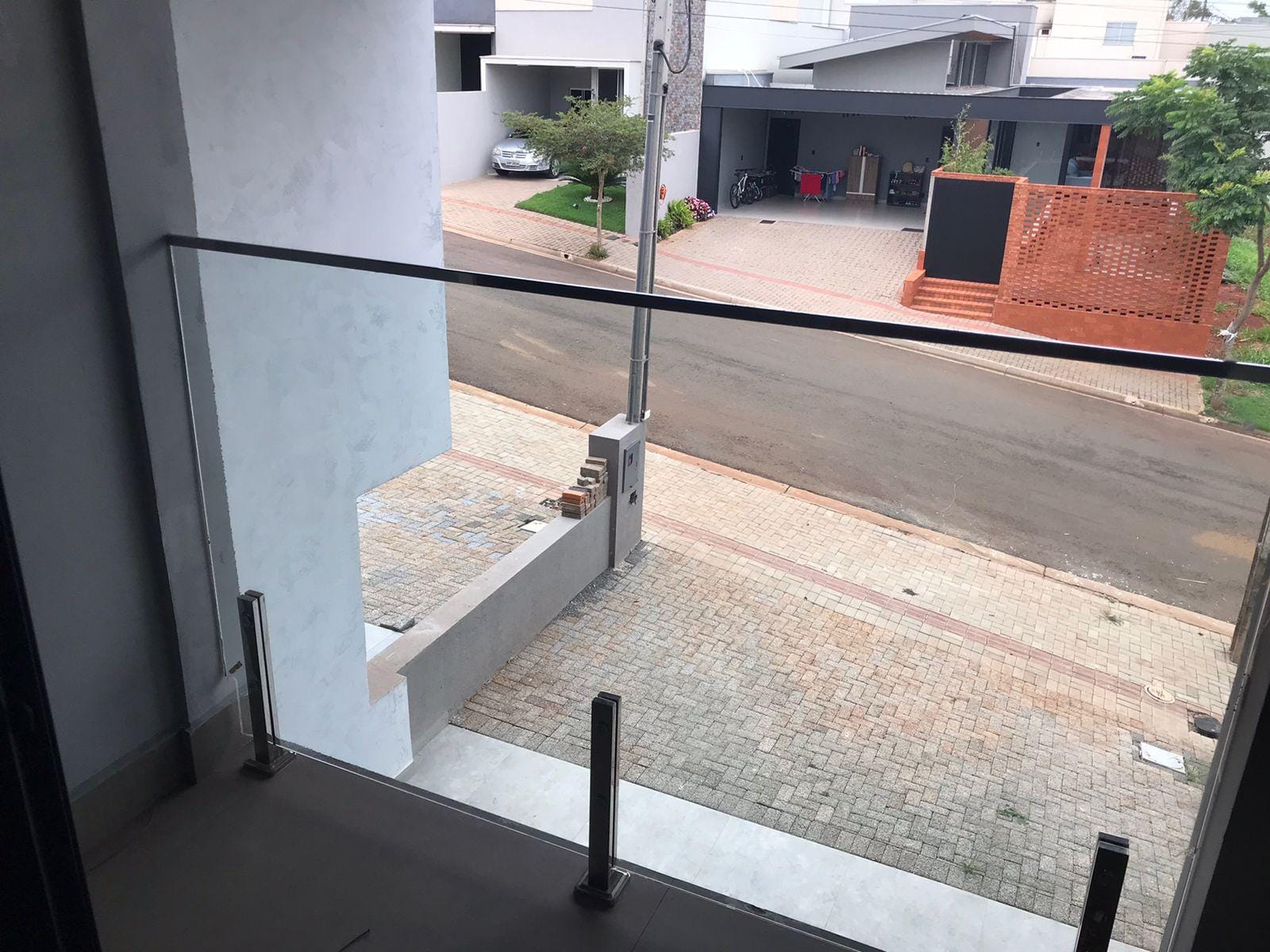 Sobrado à venda, Condomínio Morada das Flores, 137m² úteis, 3 quartos sendo 1 suíte, 2 vagas  - Cambé, PR