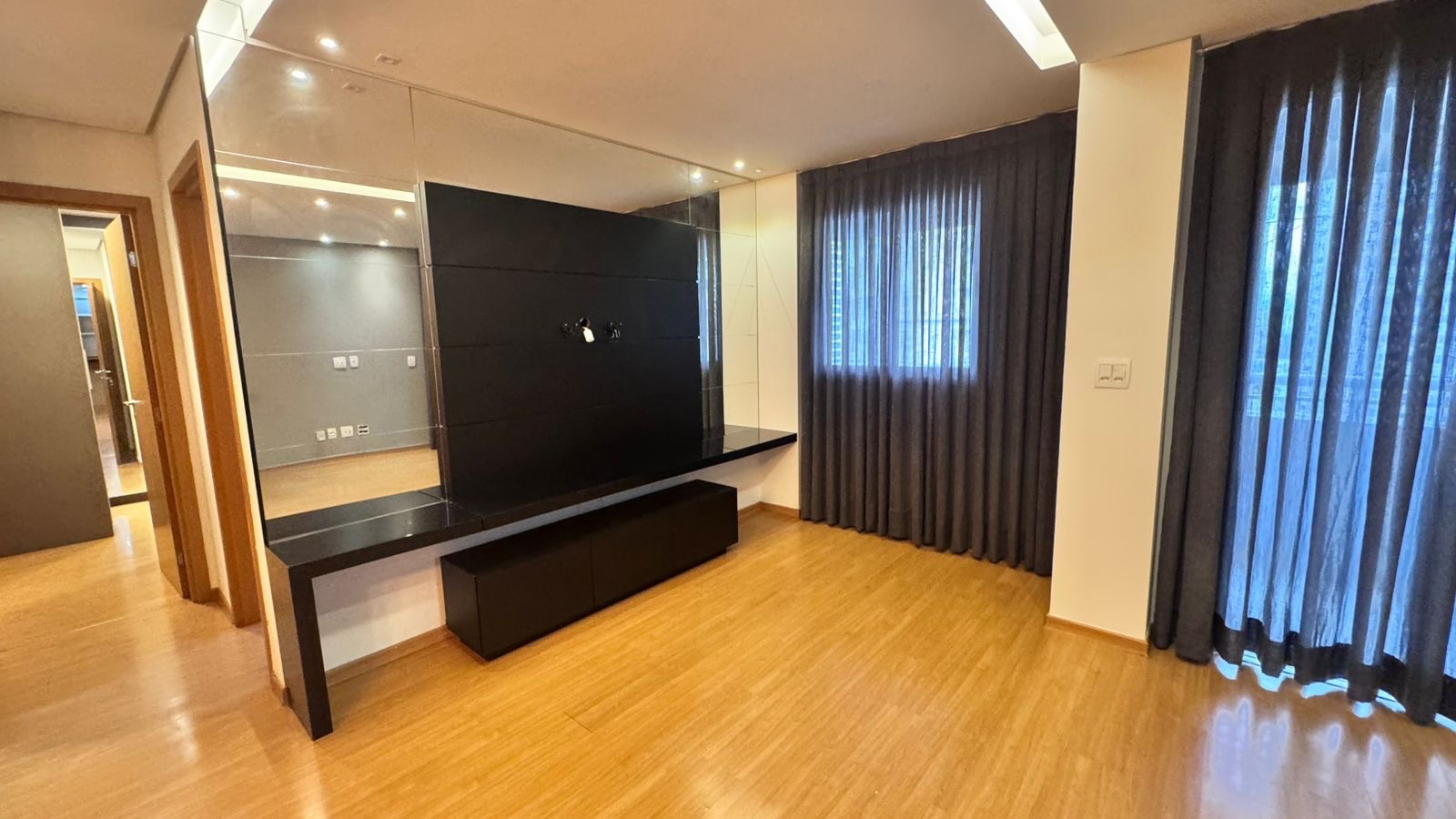 Apartamento para venda, Edifício Liberty Towers,  77m² úteis, 2 quartos sendo 1 suíte, andar alto, com planejados -  Santa Rosa, Londrina, PR