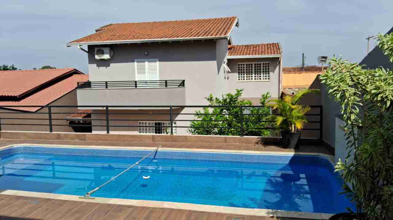Casa à venda, Jd Kobayashi, 280m² privados, com piscina, 3 quartos sendo 1 suíte, 3 vagas - Califórnia, Londrina, PR
