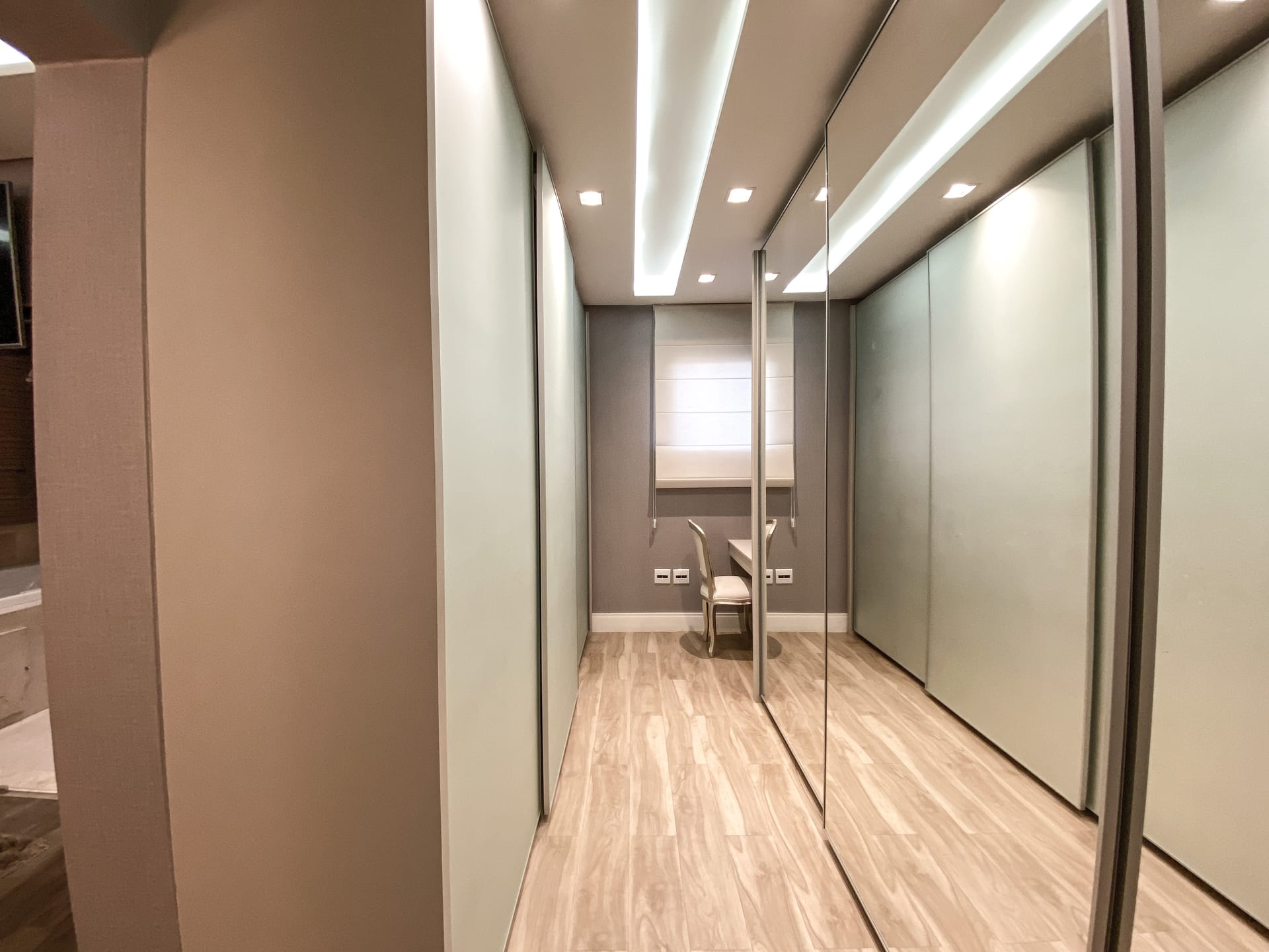 Casa venda e locação no Cond. Alphaville II, 300m² úteis, mobiliada, decorada com 4 quartos sendo 2 suítes e 2 demi-suites, piscina, hidromassage
