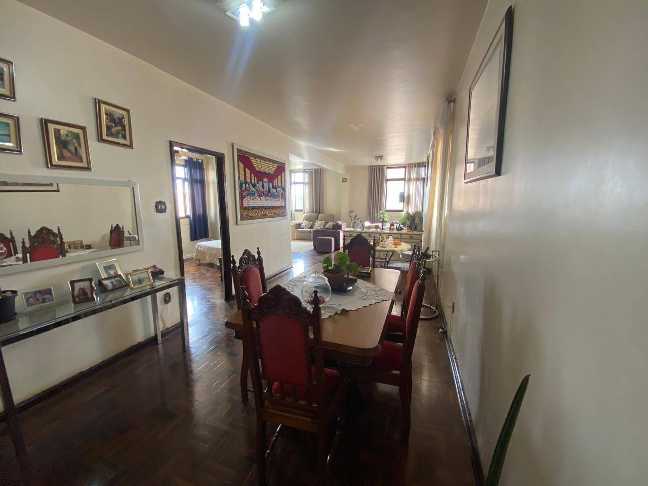 Apartamento à venda, 160 m²  úteis, 4 quartos sendo 1 suíte,  andar alto no Edifício Centro Comercial- Centro, Londrina, PR