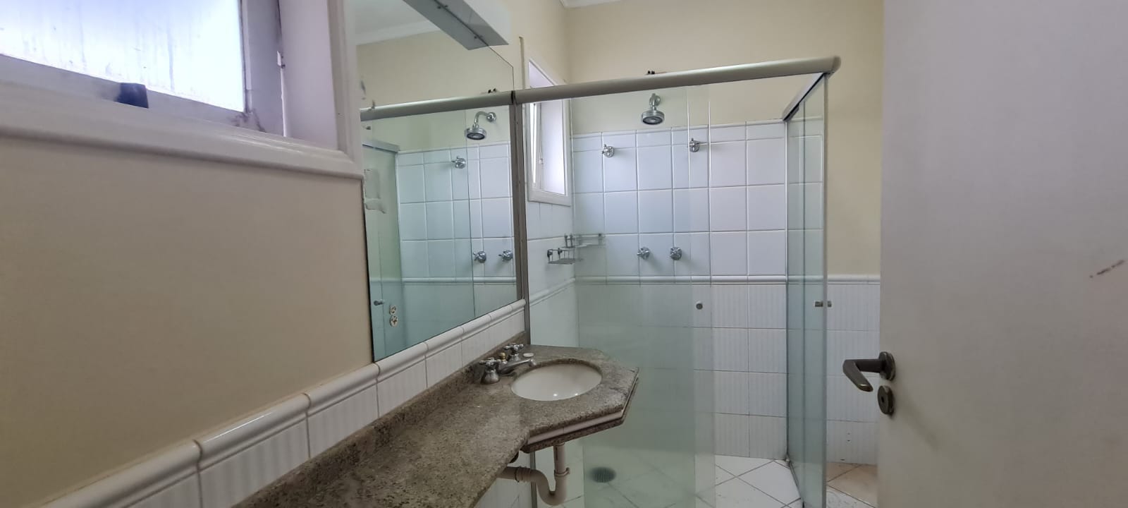 Sobrado à Venda, residencial ou comercial prox a Av Maringá, 440m² úteis, 5 quartos sendo 3 suítes, e 2 com sacada, piscina, 4 vagas - Iguaçu, Lo