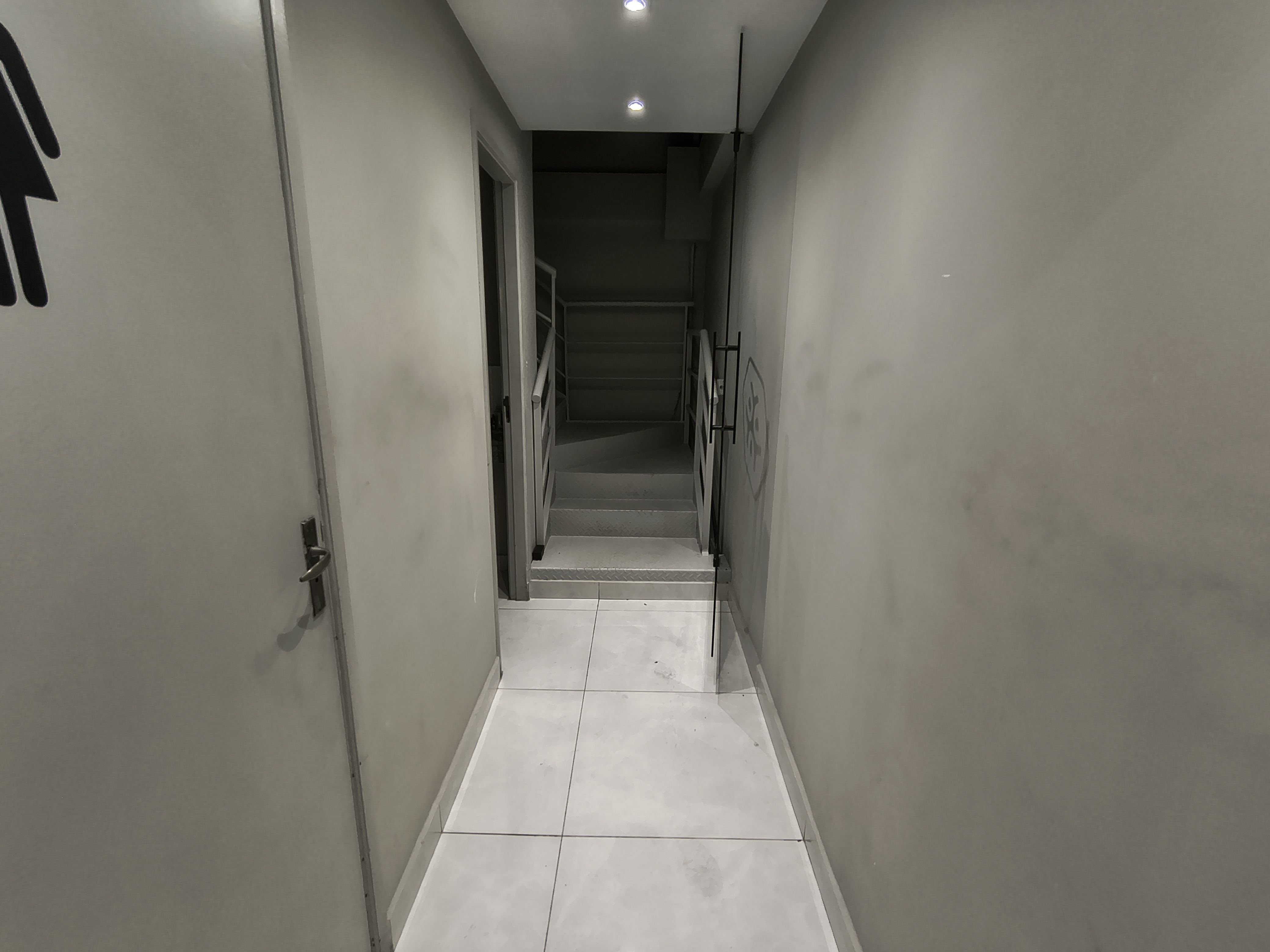 Barracão para locação, 997M² úteis, subsolo e mezanino, 28 garagens, 4 banheiros, Av.JK, Londrina-PR