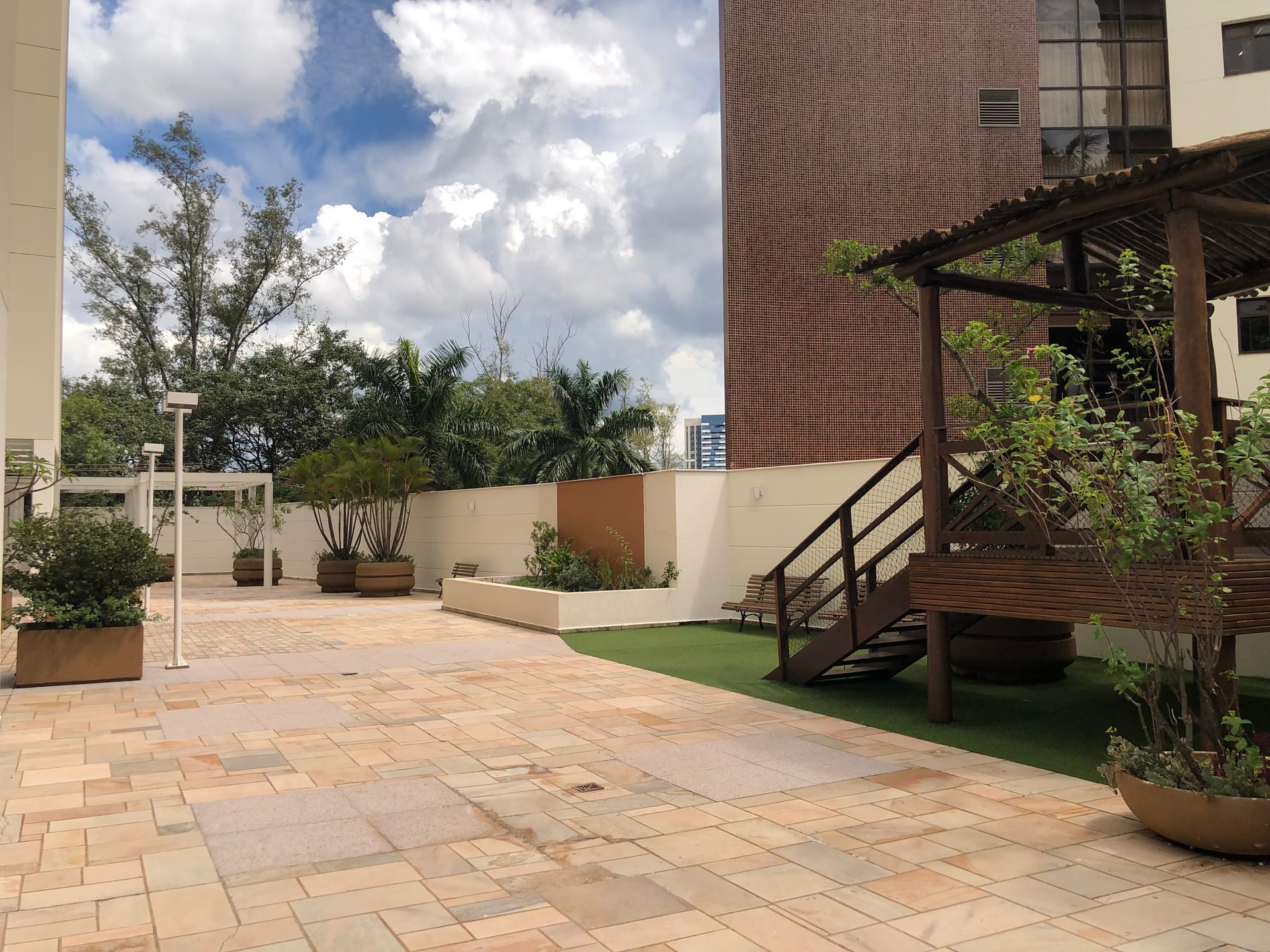 Apartamento à venda, Edifício Dolce Vita, 131,89m² úteis, 3 quartos (1 suíte), ampla varanda com churrasqueira, 2 vagas - Caiçaras, Londrina, PR
