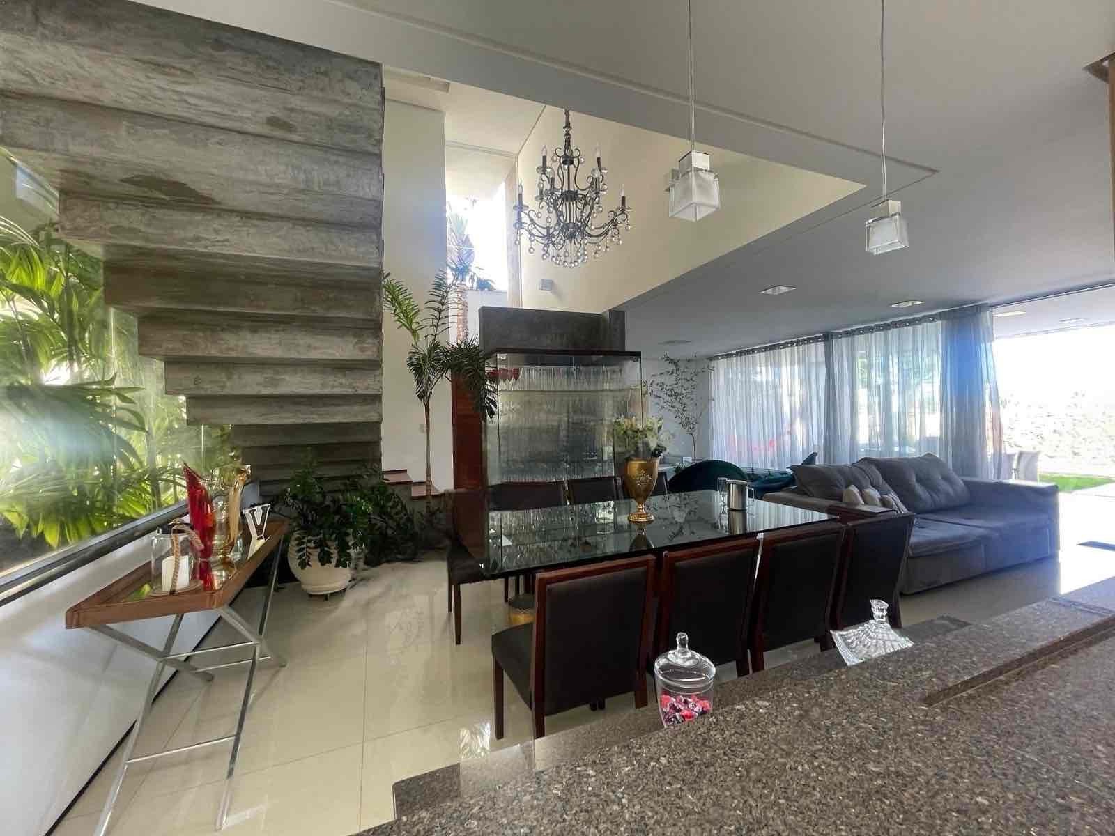 Casa à venda, Royal Forest, 300m² úteis, 3 suítes, aquecimento solar, piscina, quintal,  4 vagas -  Esperança Londrina, PR