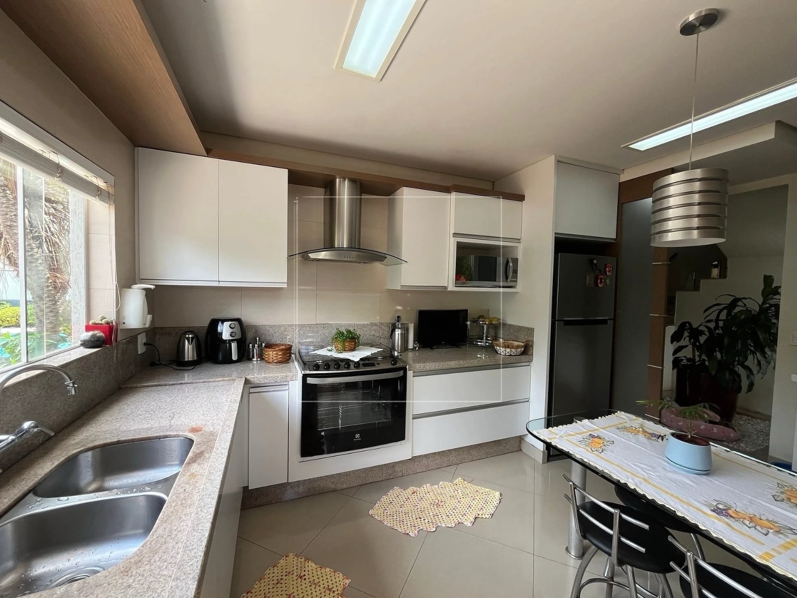 Casa à venda, Alphaville Imbuias, 400m² úteis, 4 quartos sendo 3 suítes, mobiliada -  Vivendas do Arvoredo, Londrina, PR