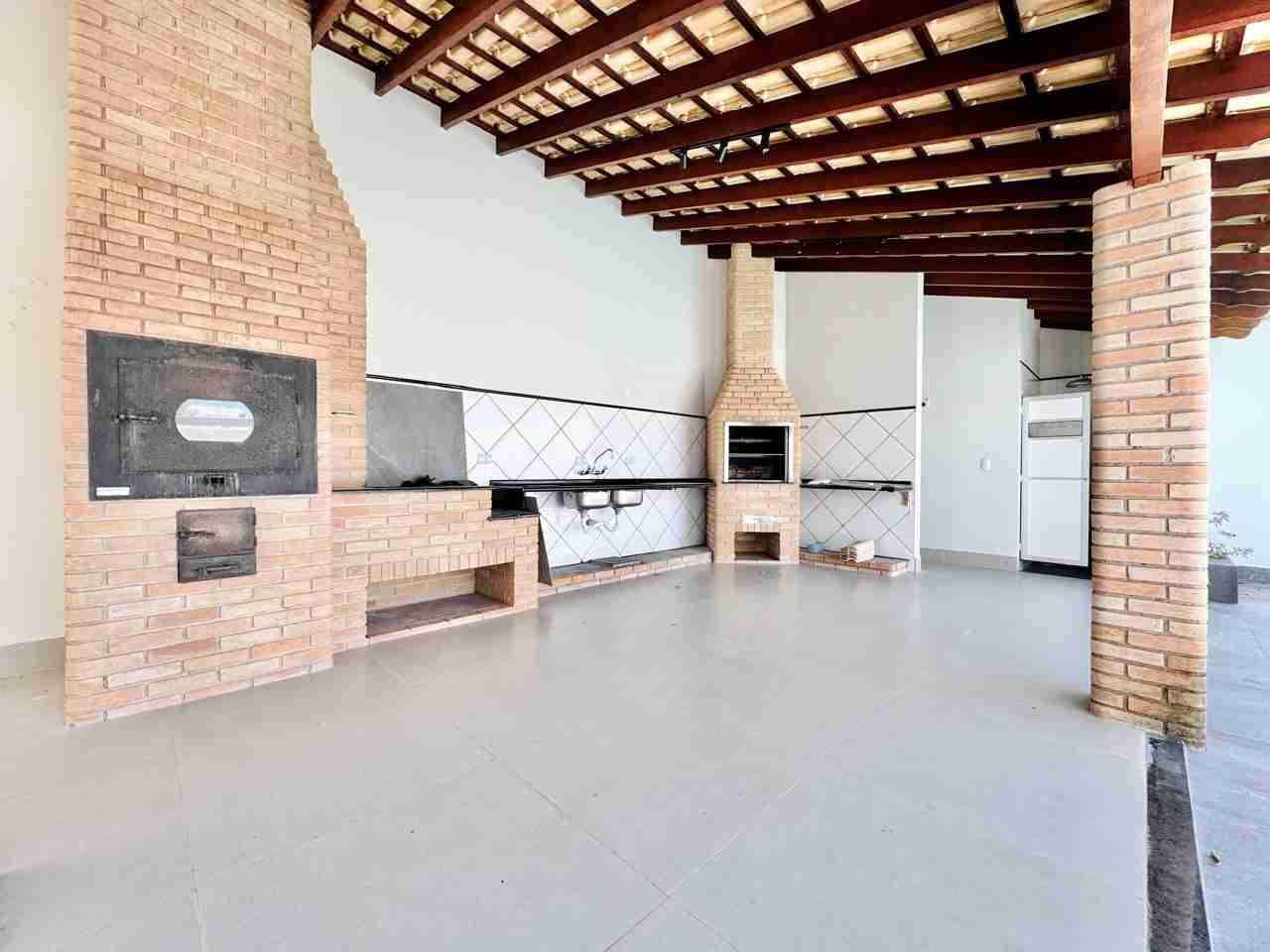Casa à venda, alto padão, 3 pavimentos, aréa útil de 465M², 6 quartos (sendo 2 suítes e um suíte master) ,Mediterrâneo, Londrina, PR