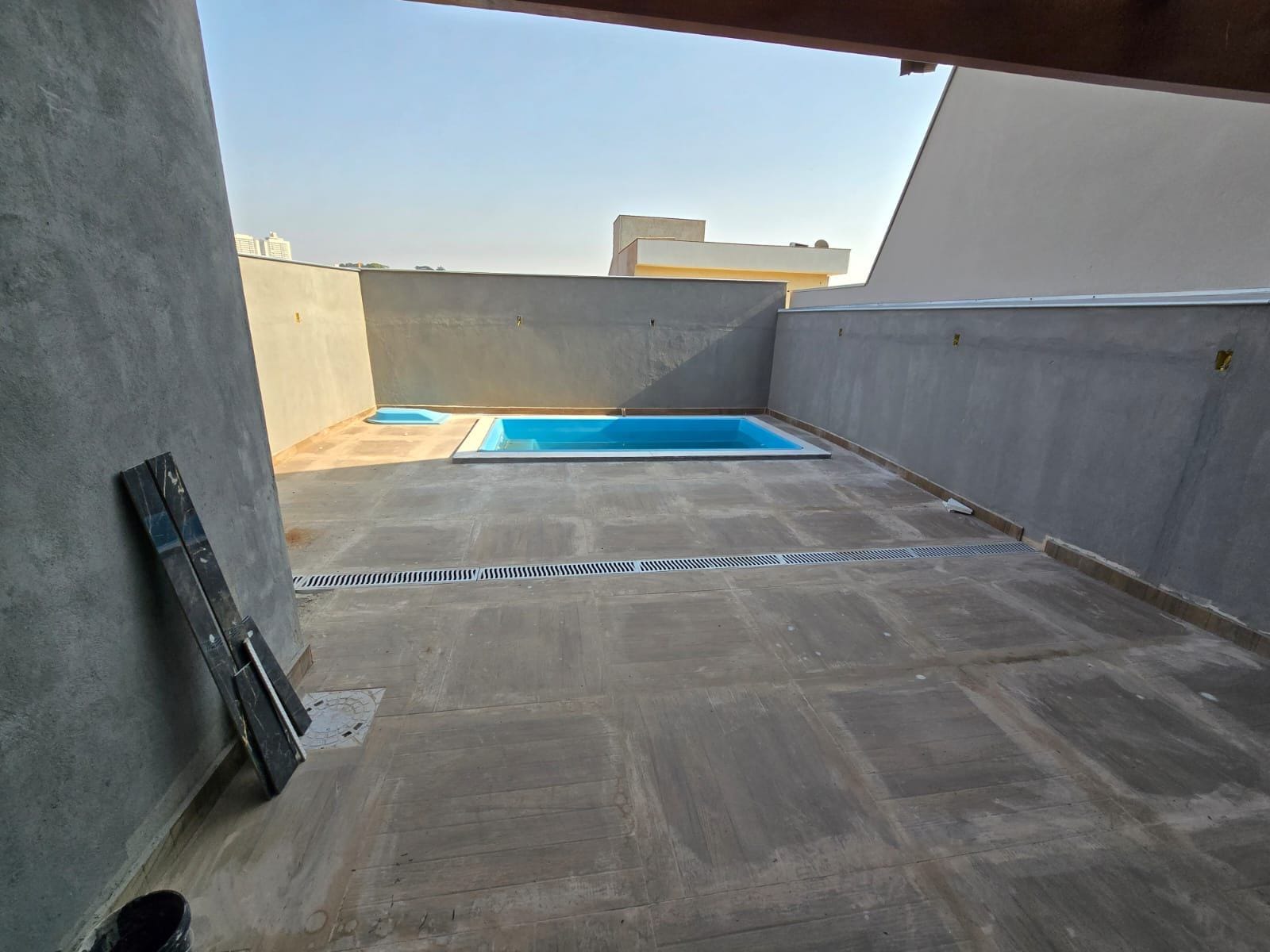 Sobrado à venda - 200m²/ 3 quartos / 3 suítes/ piscina - recém-construída  - próx av Faria Lima - Londrina/PR