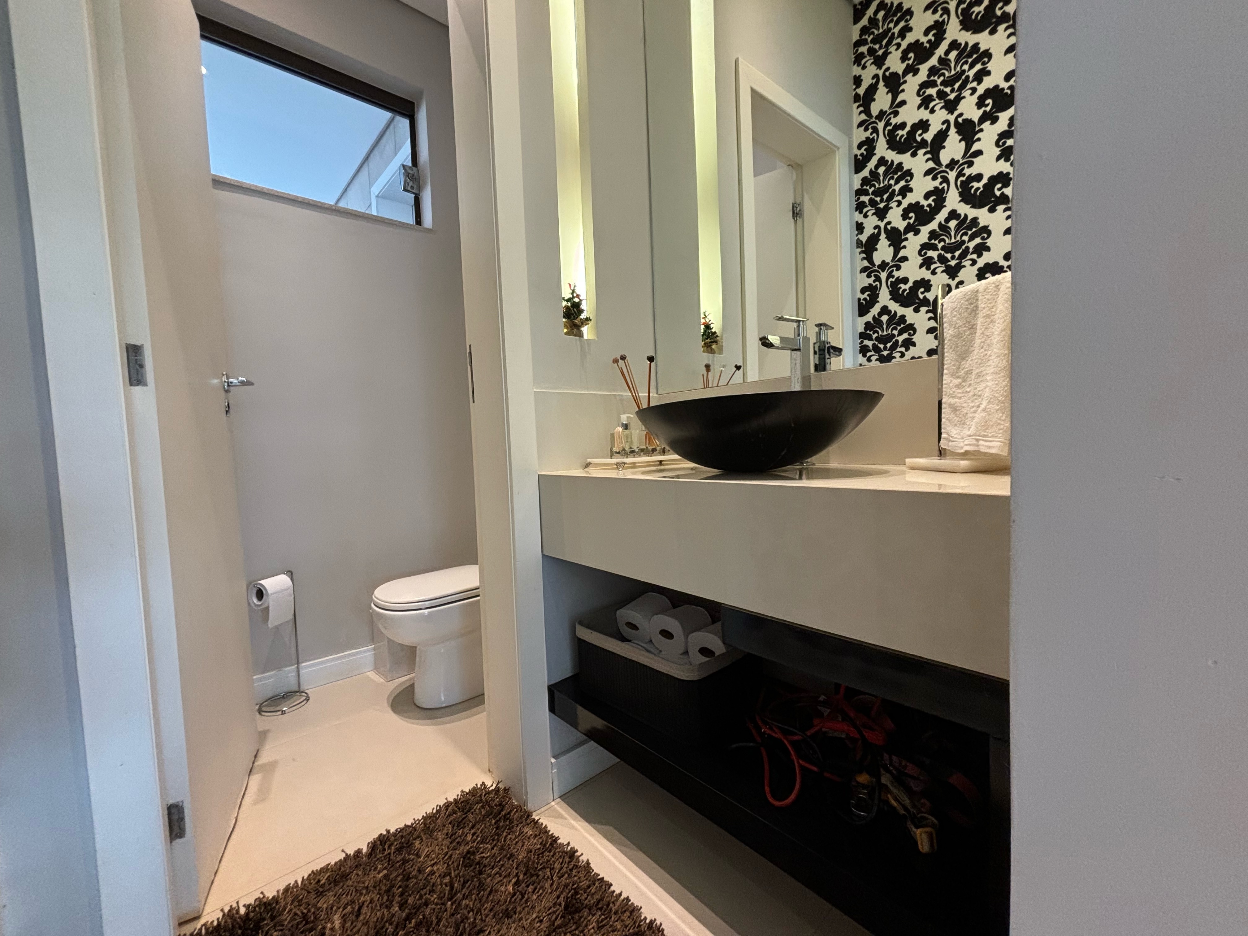 Sobrado à venda e locação,  500m², 4 quartos (sendo 2 suítes), 6 banheiros, 4 vagas de garagem, Mediterrâneo - Londrina, PR