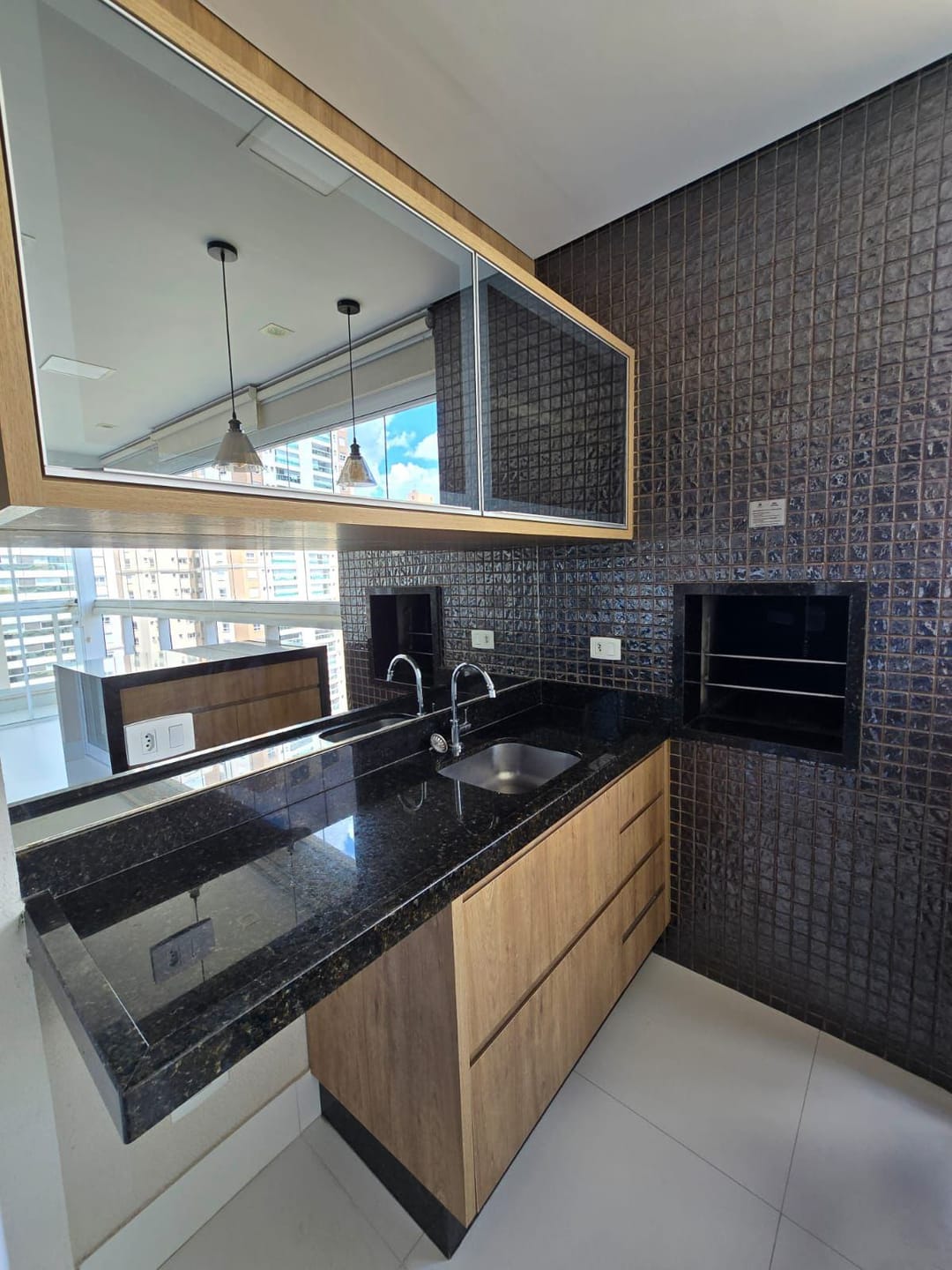 Apartamento à venda, Edifício Uptown Residence, 75m² úteis, 2 quartos (1 suíte), varanda com churrasqueira, 2 vagas paralelas - Gleba Palhano, Lo