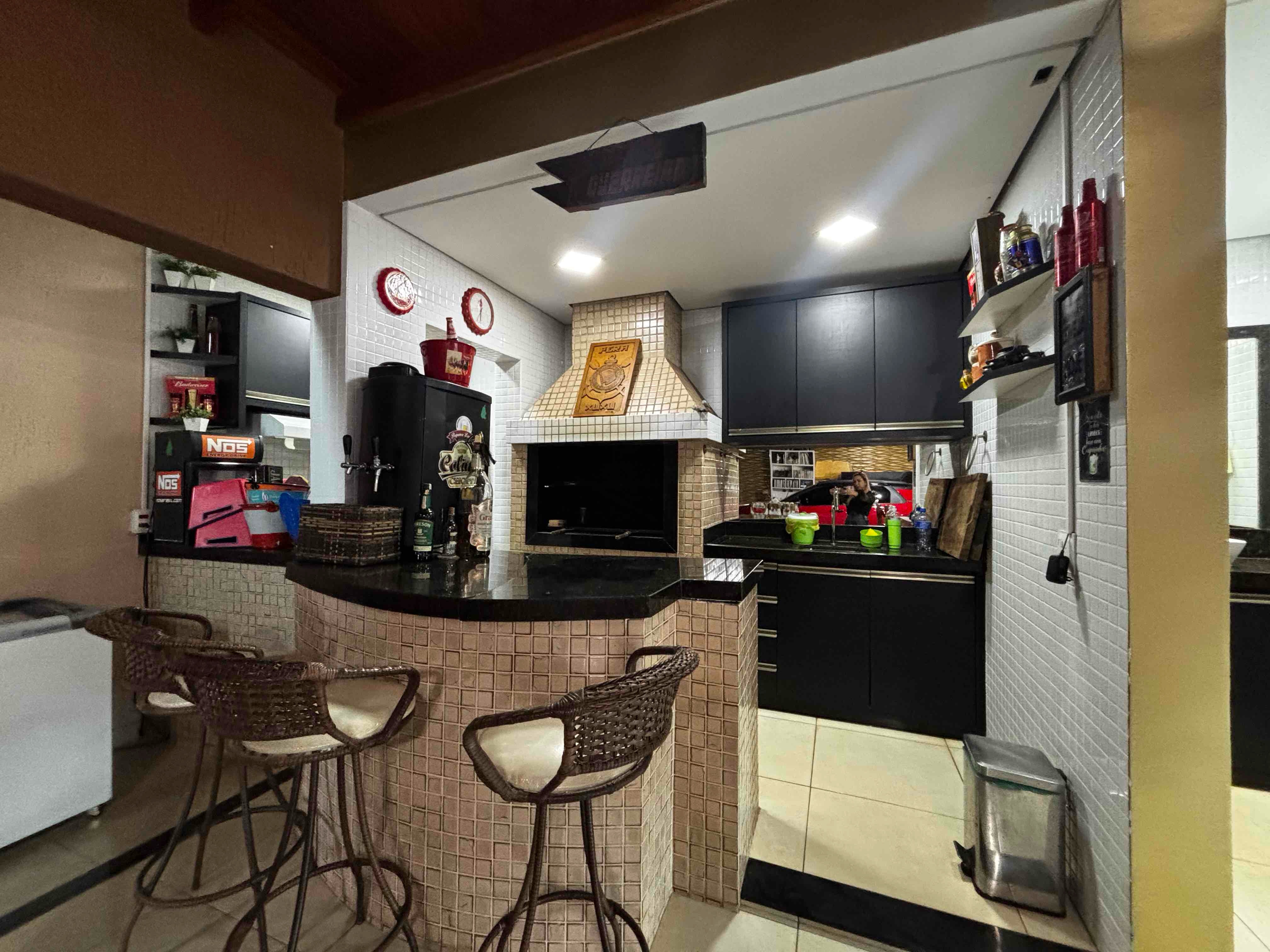 Sobrado à venda, no bairro Caravelle, Proximo ao centro e Aeroporto, 295m² úteis,  5 quartos sendo 1 suíte, piscina, churrasqueira - Londrina, PR
