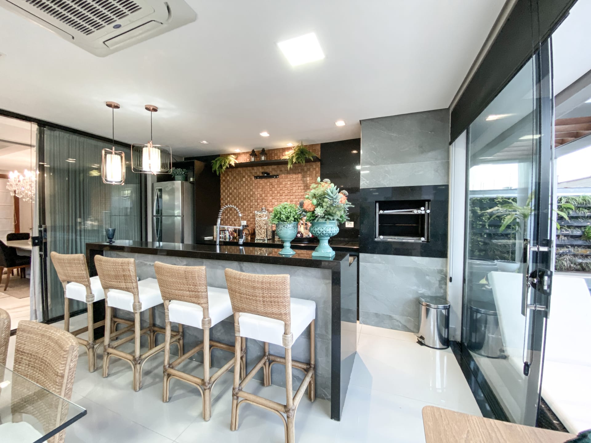 Casa venda e locação no Cond. Alphaville II, 300m² úteis, mobiliada, decorada com 4 quartos sendo 2 suítes e 2 demi-suites, piscina, hidromassage