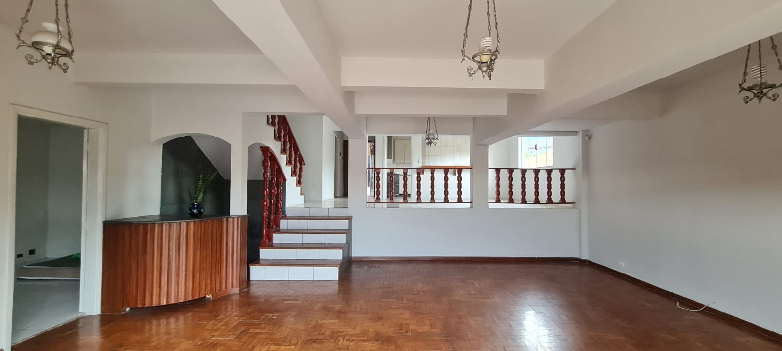 Sobrado para venda , 390m² no total, 193m² construção,no Jd Quebec, 3 quartos sendo 1 suite, e 2 com sacada, 4 vagas - Londrina, PR