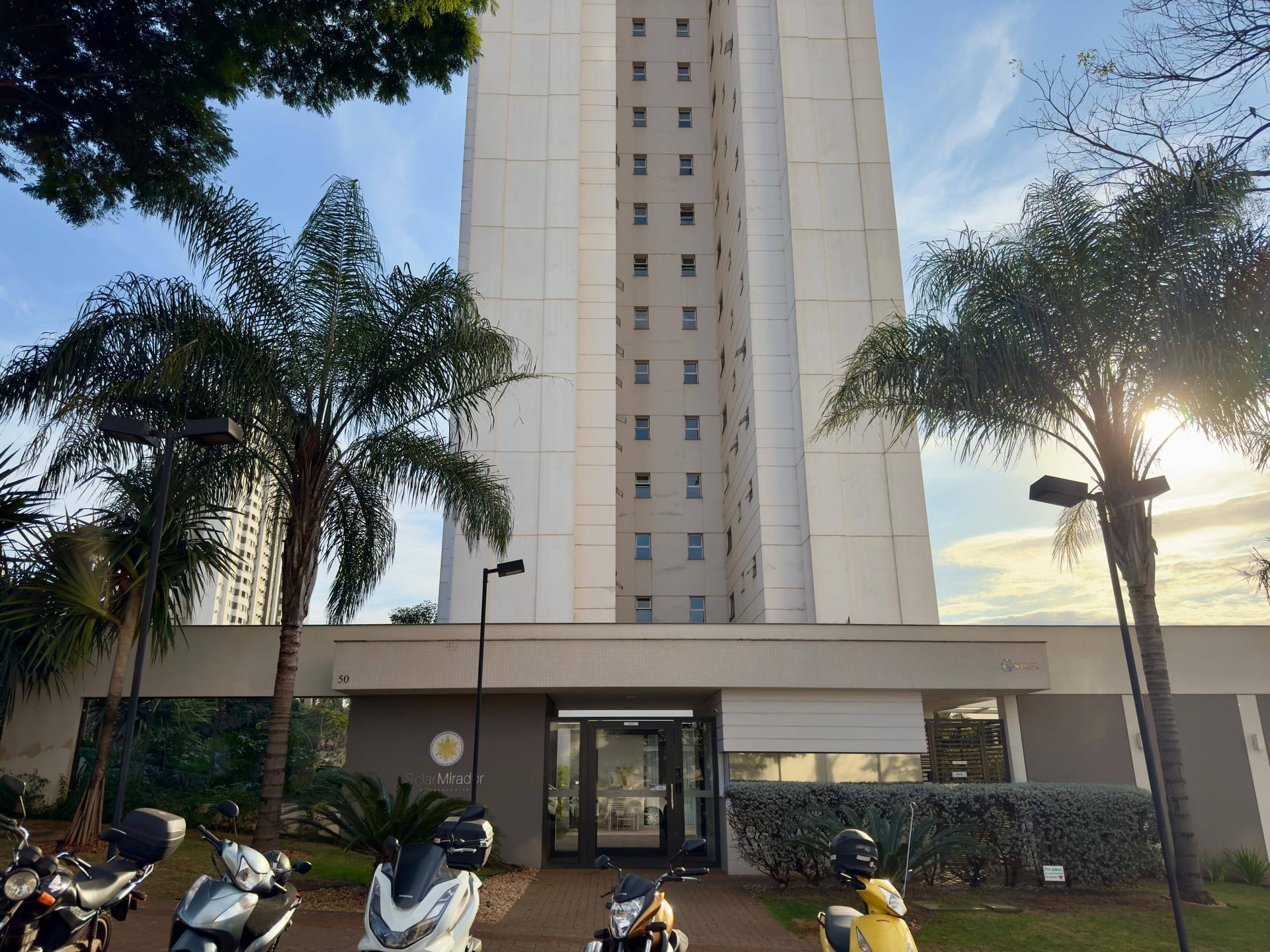 Apartamento à venda, Edifício Solar Mirador, 75m² úteis, 3 quartos (1 suíte), andar alto, sacada com churrasqueira - Aurora, Londrina, PR