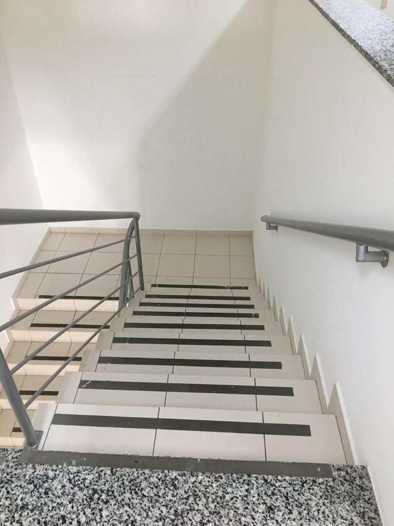 Barracão para locação, Av. Maringá, 814m² úteis, 14 garagens, frente vidro, Londrina-PR