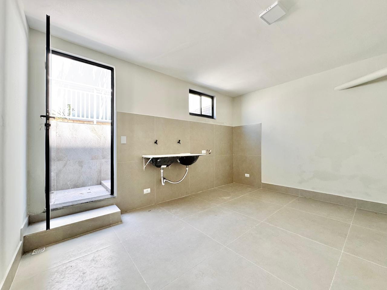 Casa à venda,  no Mediterrâneo, 467m² construção, 6 quartos sendo 3 suítes, 5 banheiros, 1 lavabo, 3 vagas, Londrina, PR