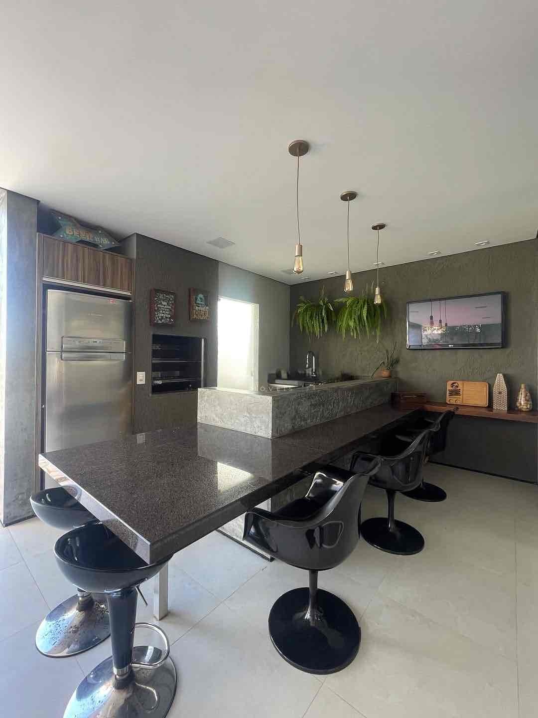 Casa à venda, Royal Forest, 300m² úteis, 3 suítes, aquecimento solar, piscina, quintal,  4 vagas -  Esperança Londrina, PR