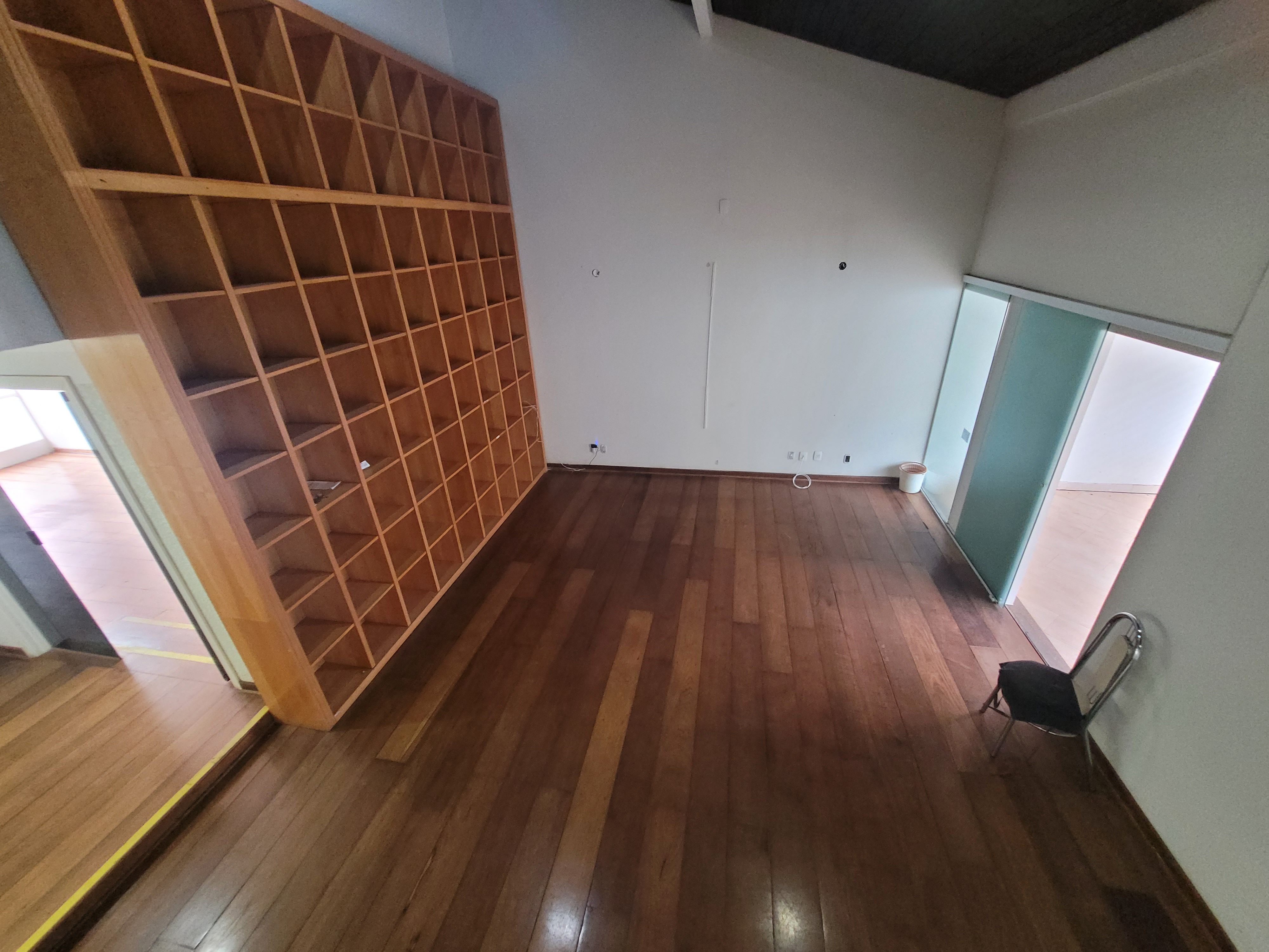 Sobrado à venda, 438m², 5 quartos sendo 3 suítes, 4 banheiros, 4 vagas de garagem no centro de Londrina, PR